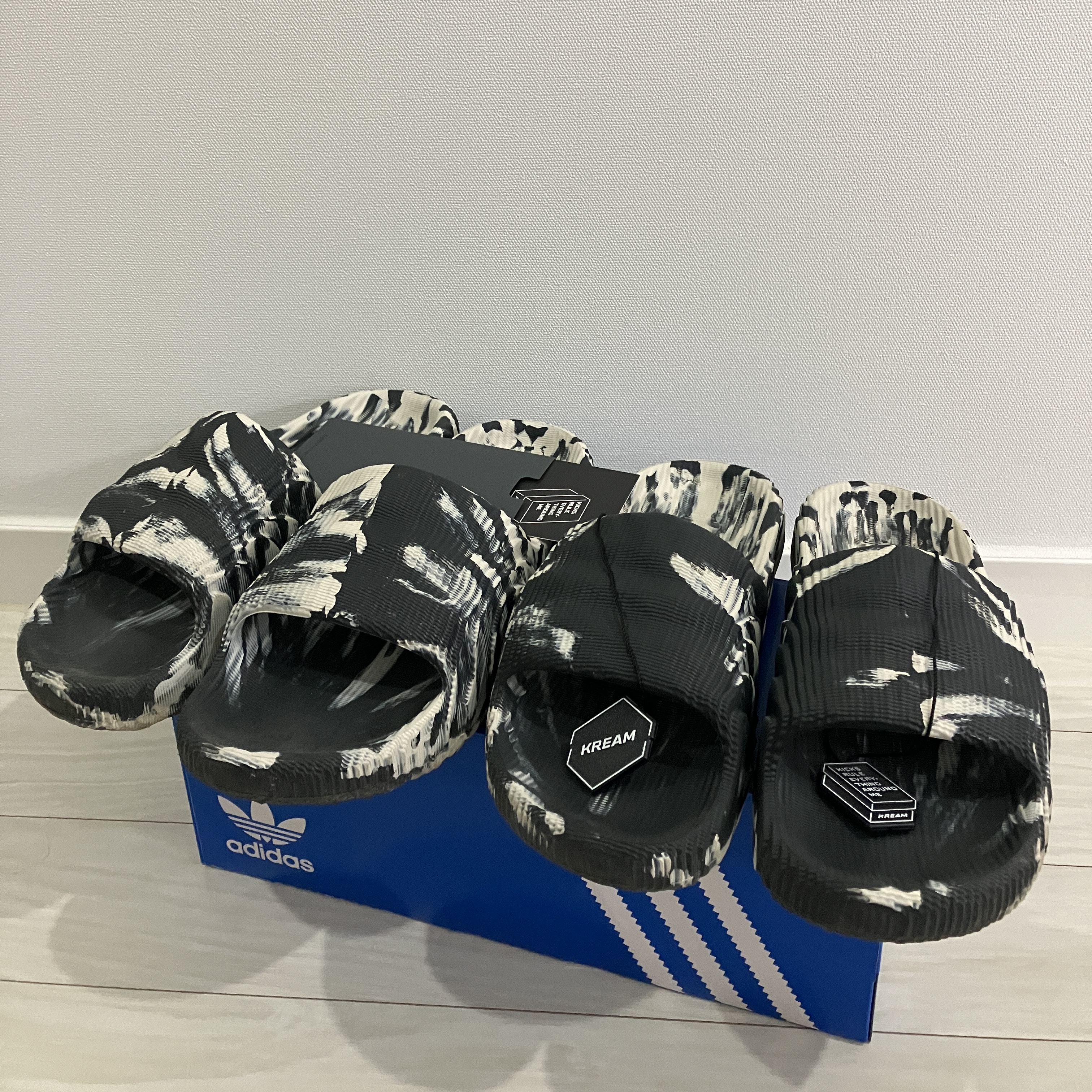 Adidas Adilette 22 Carbon Aluminium 착용 스타일