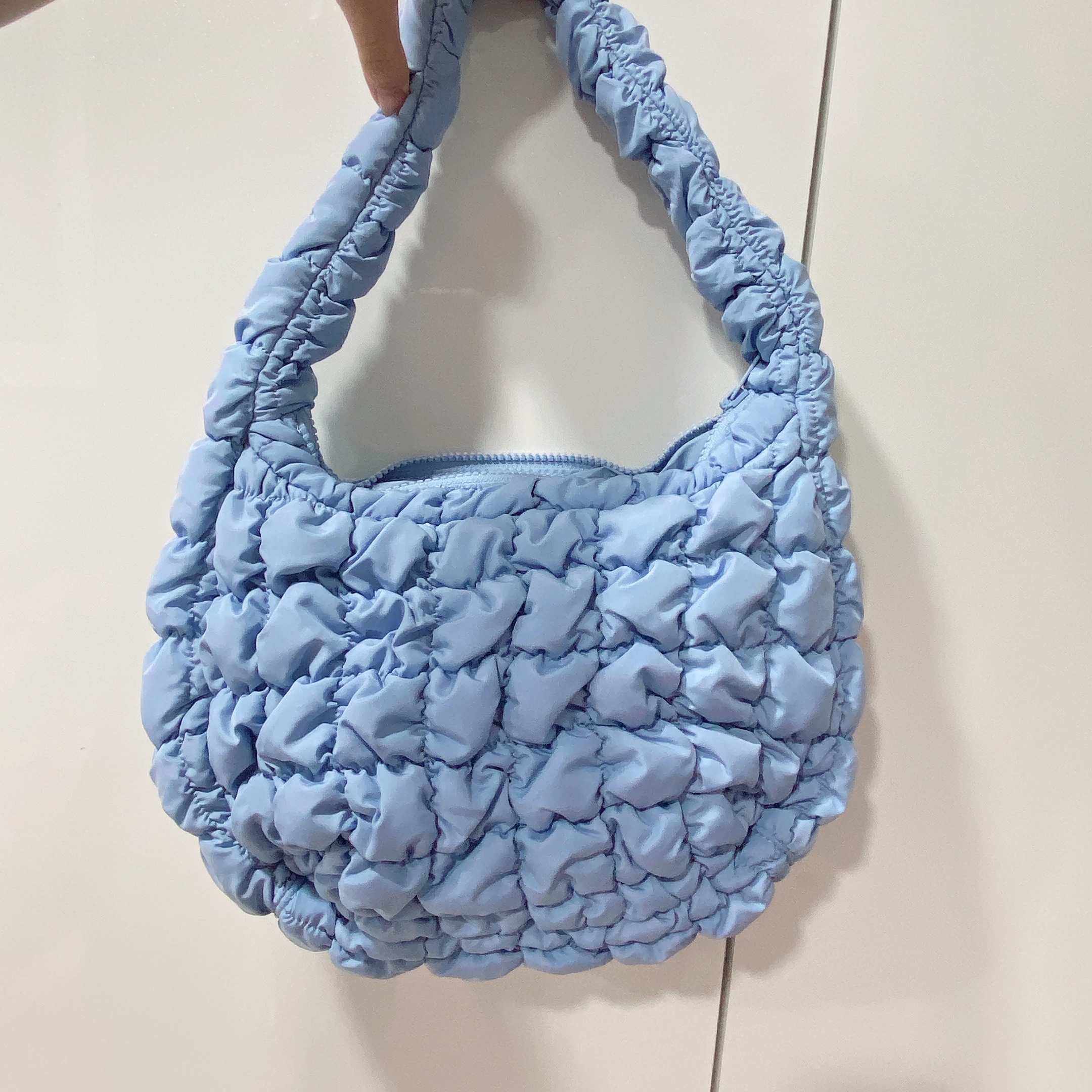 COS Quilted Mini Bag Light Blue 착용 스타일 - 3