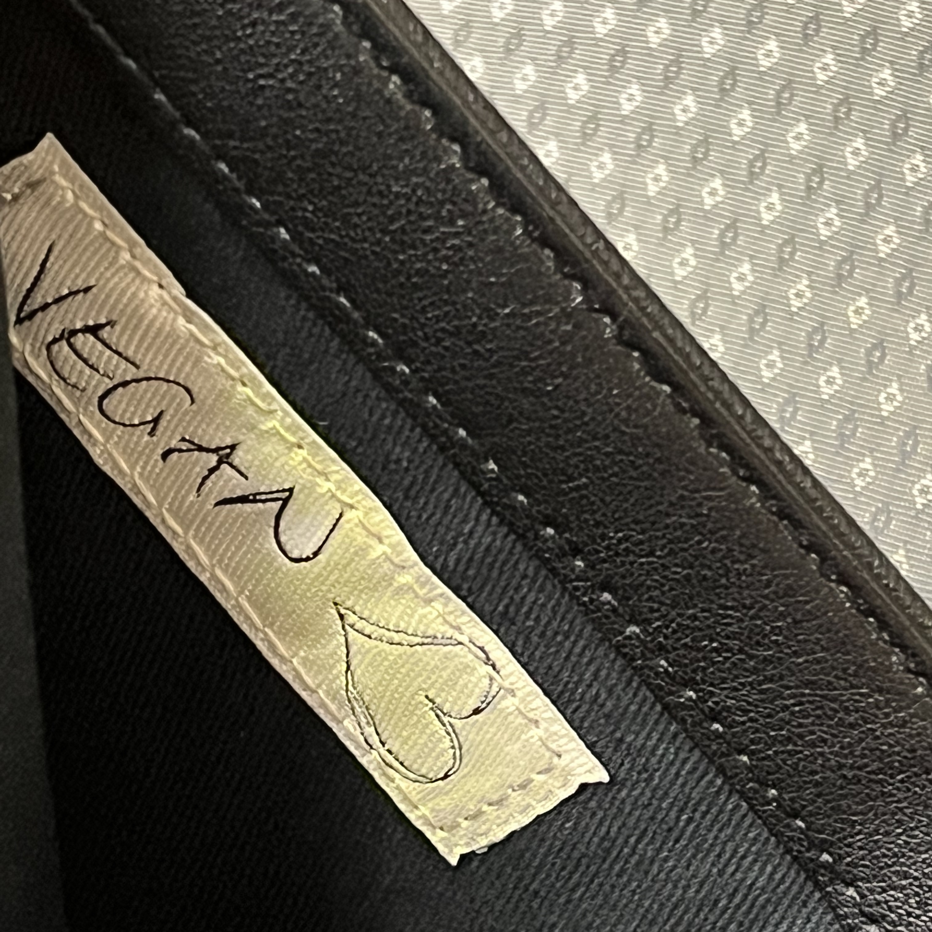 Vivienne Westwood Derby Bill Fold Wallet with Coin Pocket Black 착용 스타일 - 2
