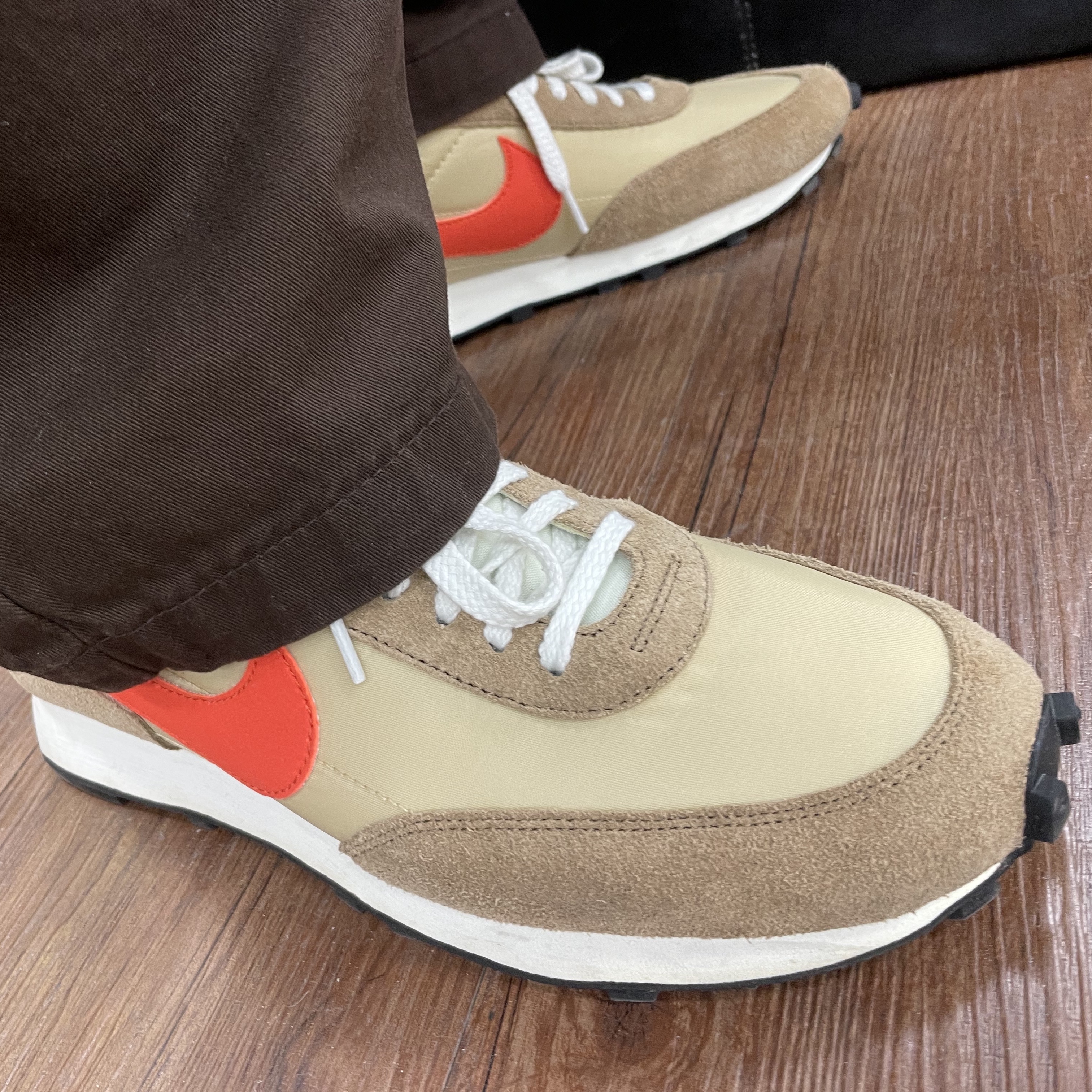 Nike Daybreak SP Vegas Gold College Orange 착용 스타일