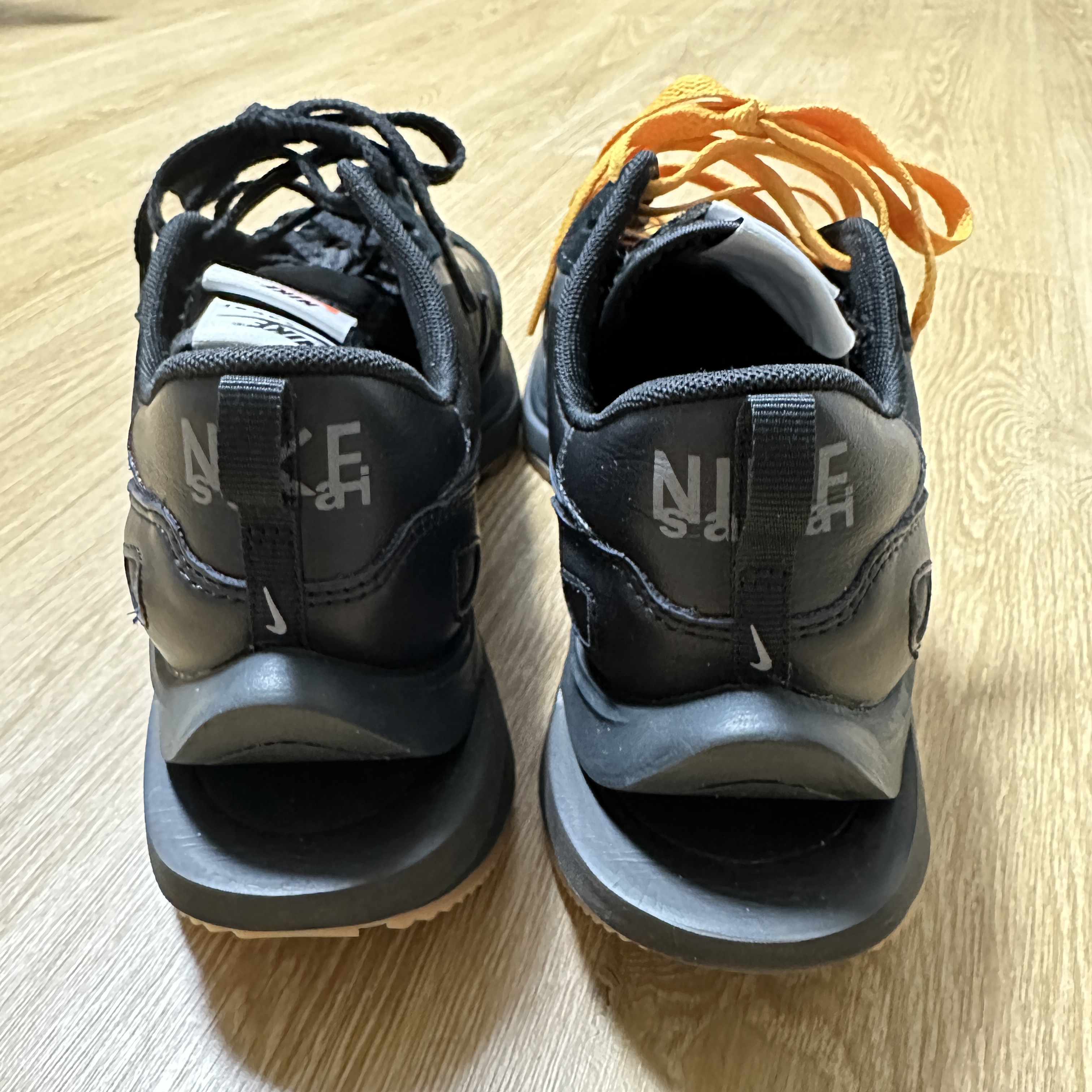 Nike x Sacai VaporWaffle Black and Gum 착용 스타일 - 2
