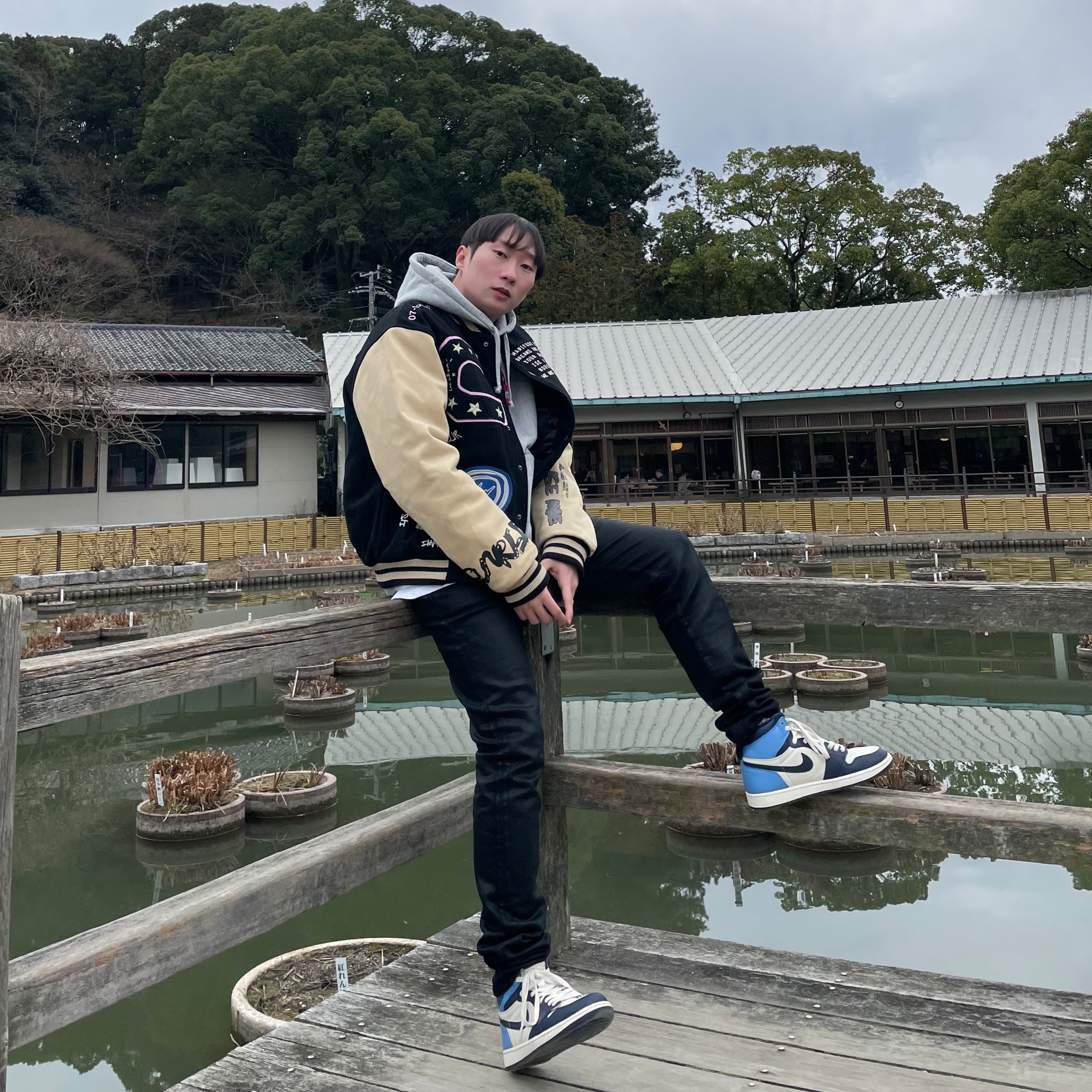 Jordan 1 Retro High Obsidian UNC, Undermycar Black Mamba Slim Fit Red Stitch Wax Coating Jeans Rumba Red - 22FW 착용 스타일 - 1