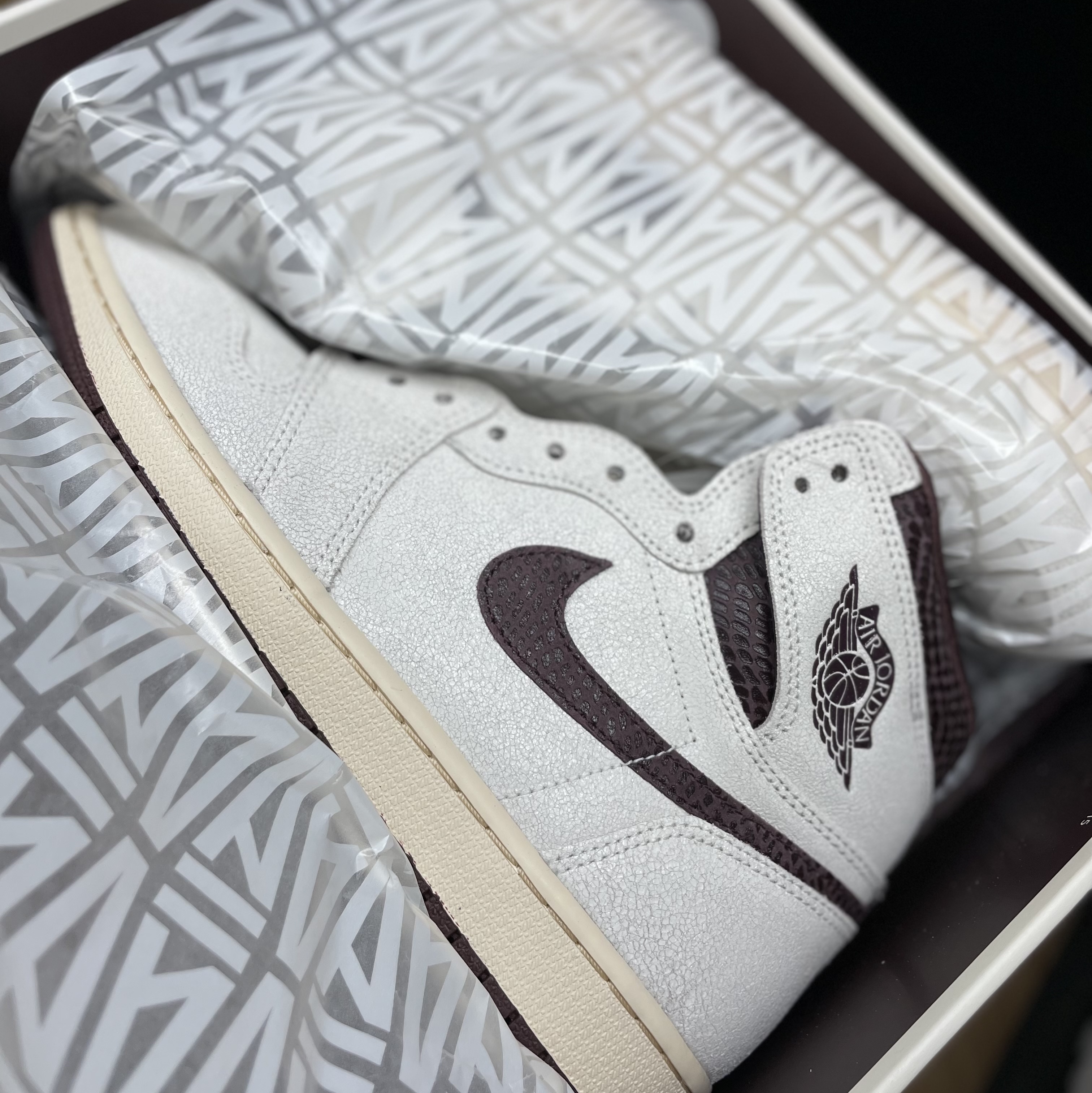 Jordan 1 x A Ma Maniere Retro High OG SP Sail and Burgundy 착용 스타일