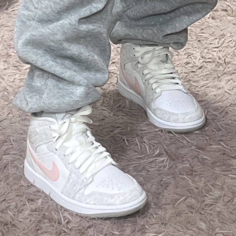 (W) Jordan 1 Mid SE Light Iron Ore 착용 스타일 - 2