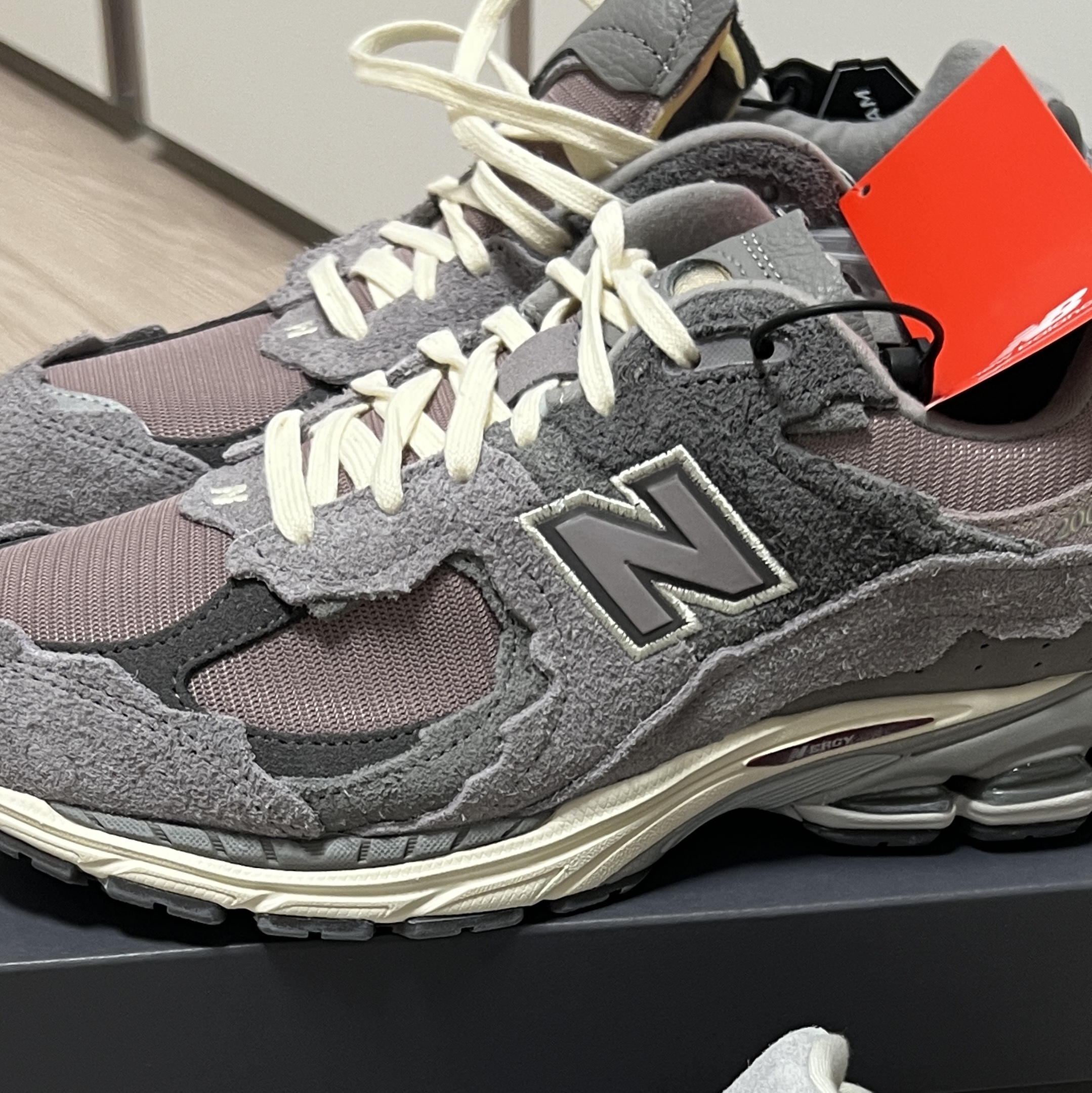 New Balance 2002R Protection Pack Zinc Eiffel Tower 착용 스타일