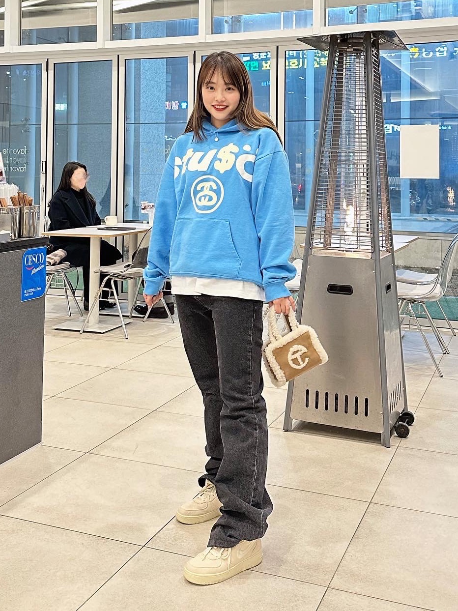Telfar x UGG Small Shopping Bag Chestnut, Nike x Stussy Air Force 1 '07 Mid SP Fossil 착용 스타일 - 1