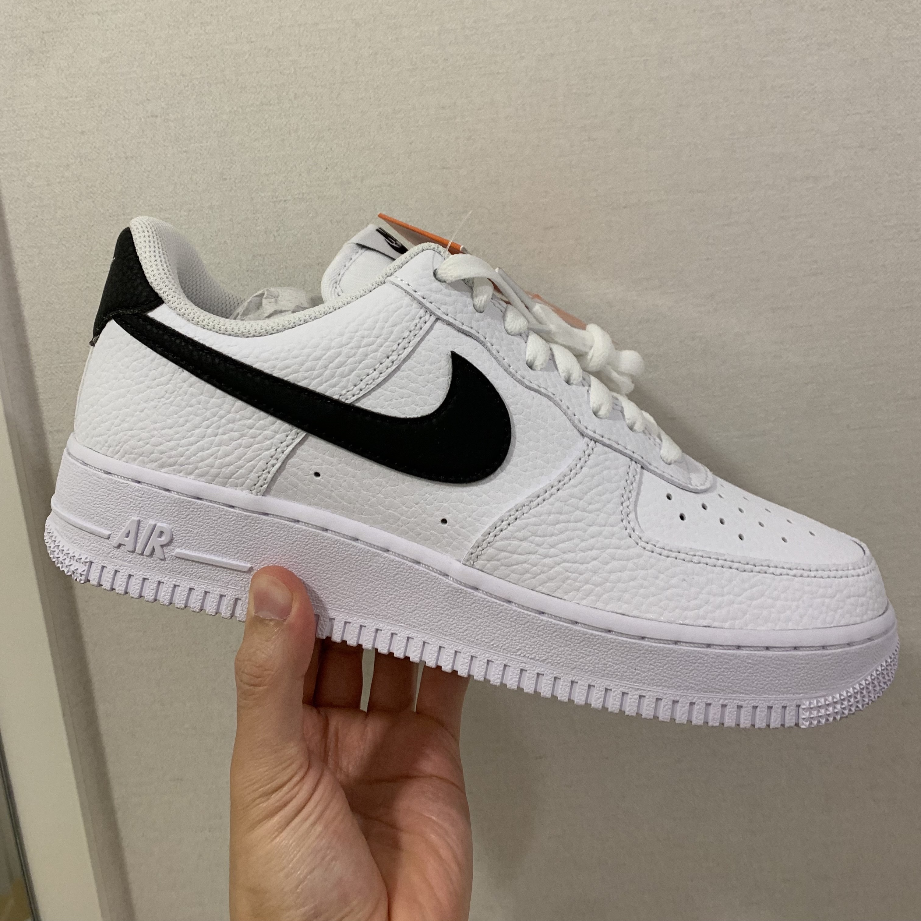 Nike Air Force 1 '07 Craft Mantra Orange, Nike Air Force 1 '07 White Black 착용 스타일 - 2