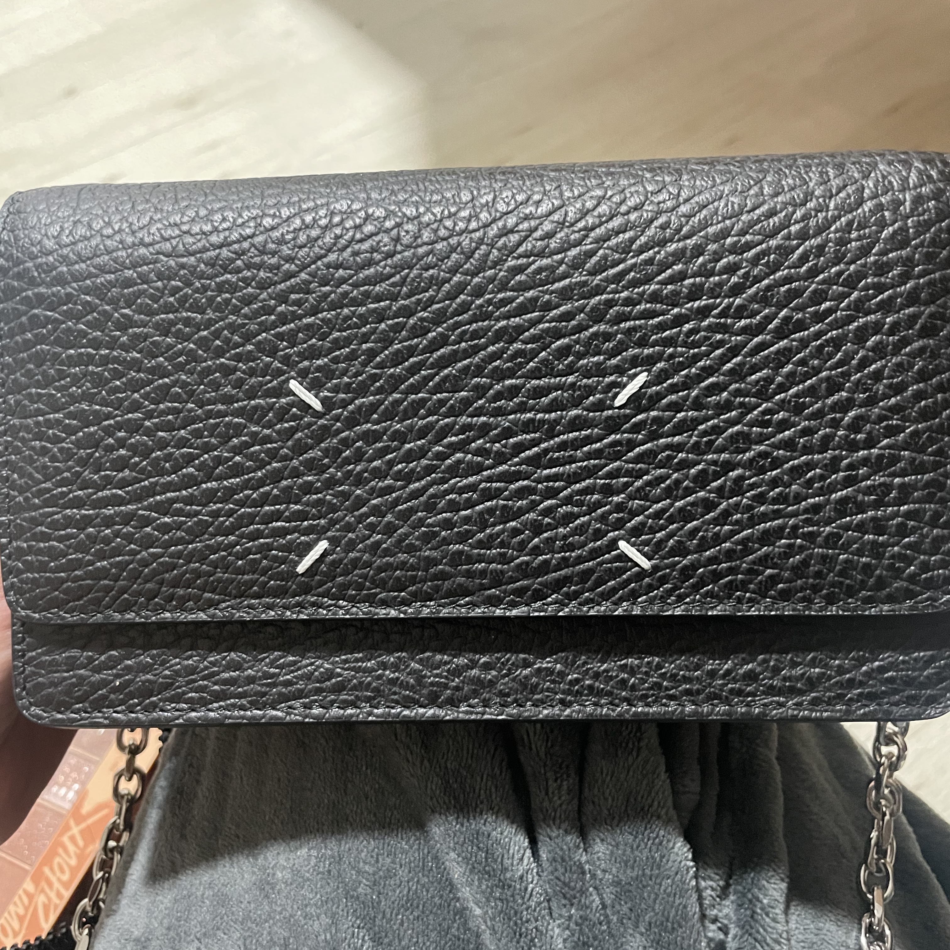 Maison Margiela Four Stitches Chain Flap Wallet Black 착용 스타일