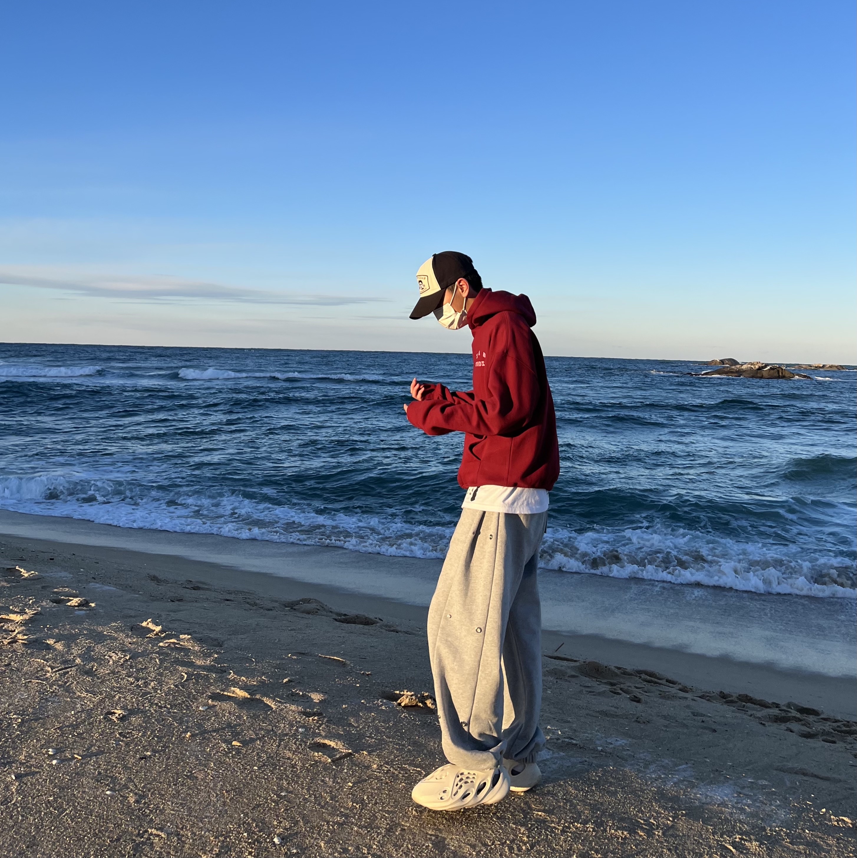 IAB Studio Hoodie Raspberry 착용 스타일