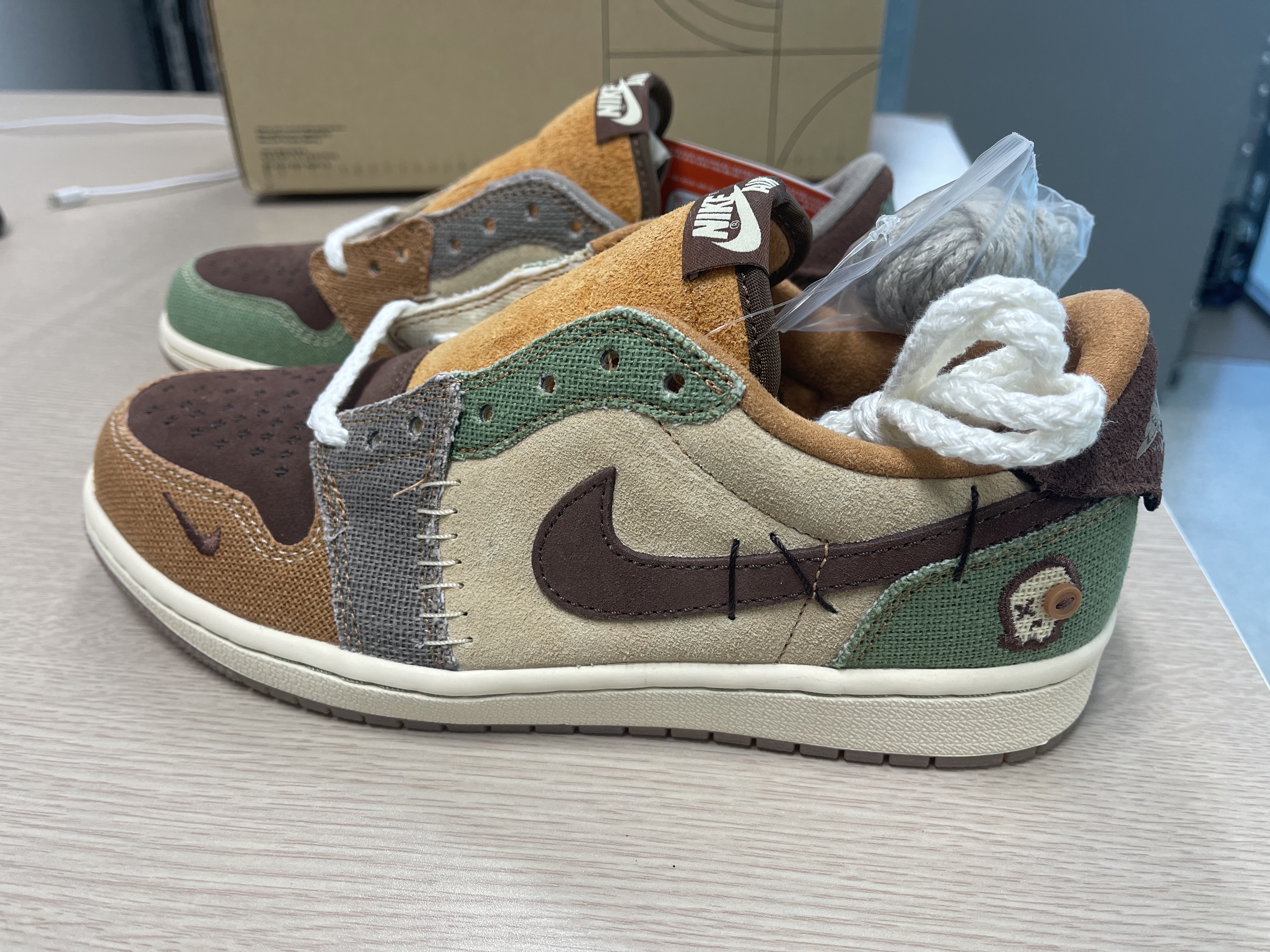 Jordan 1 x Zion Williamson Retro Low OG Flax and Oil Green 착용 스타일 - 2