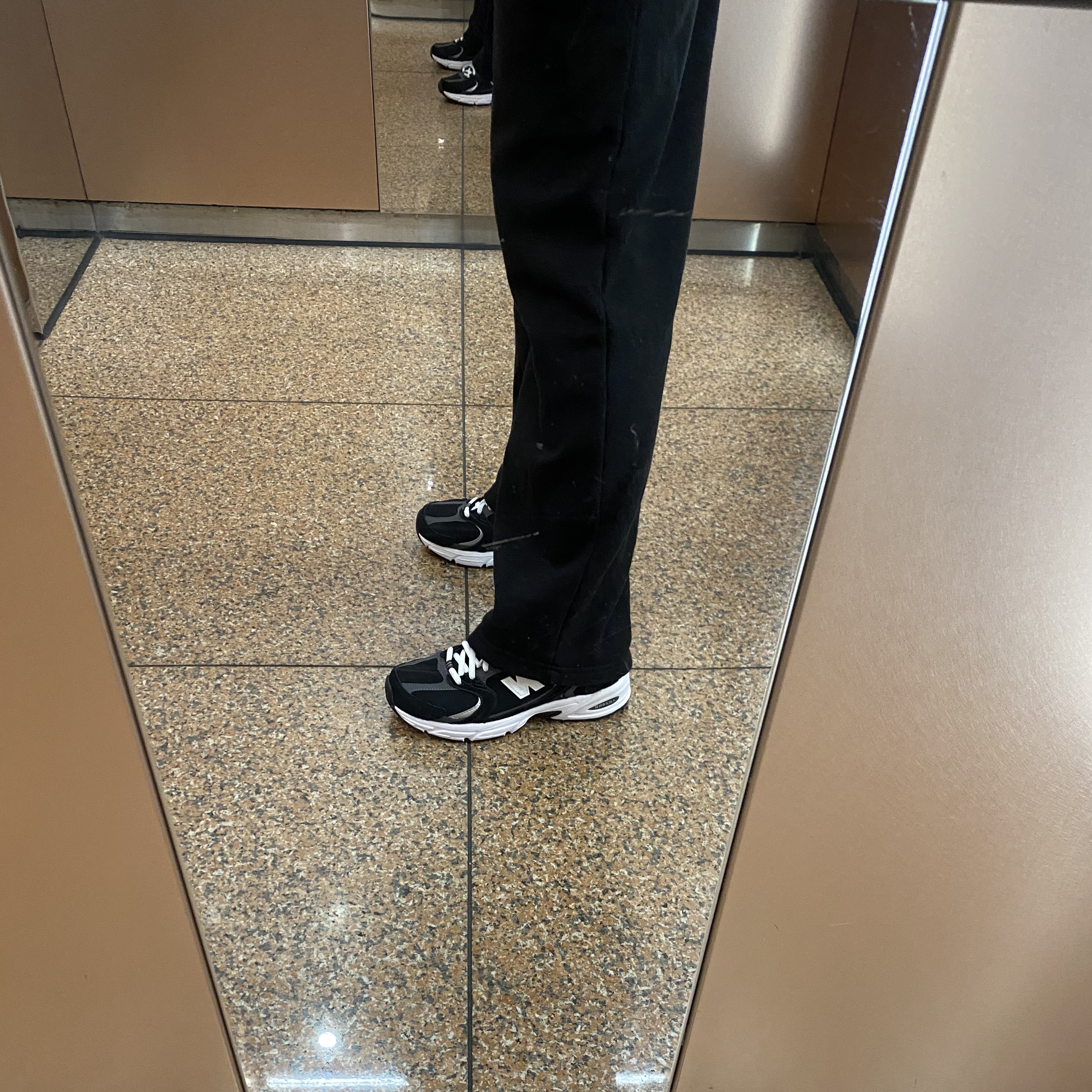 New Balance 530 Classic Black 착용 스타일 - 1