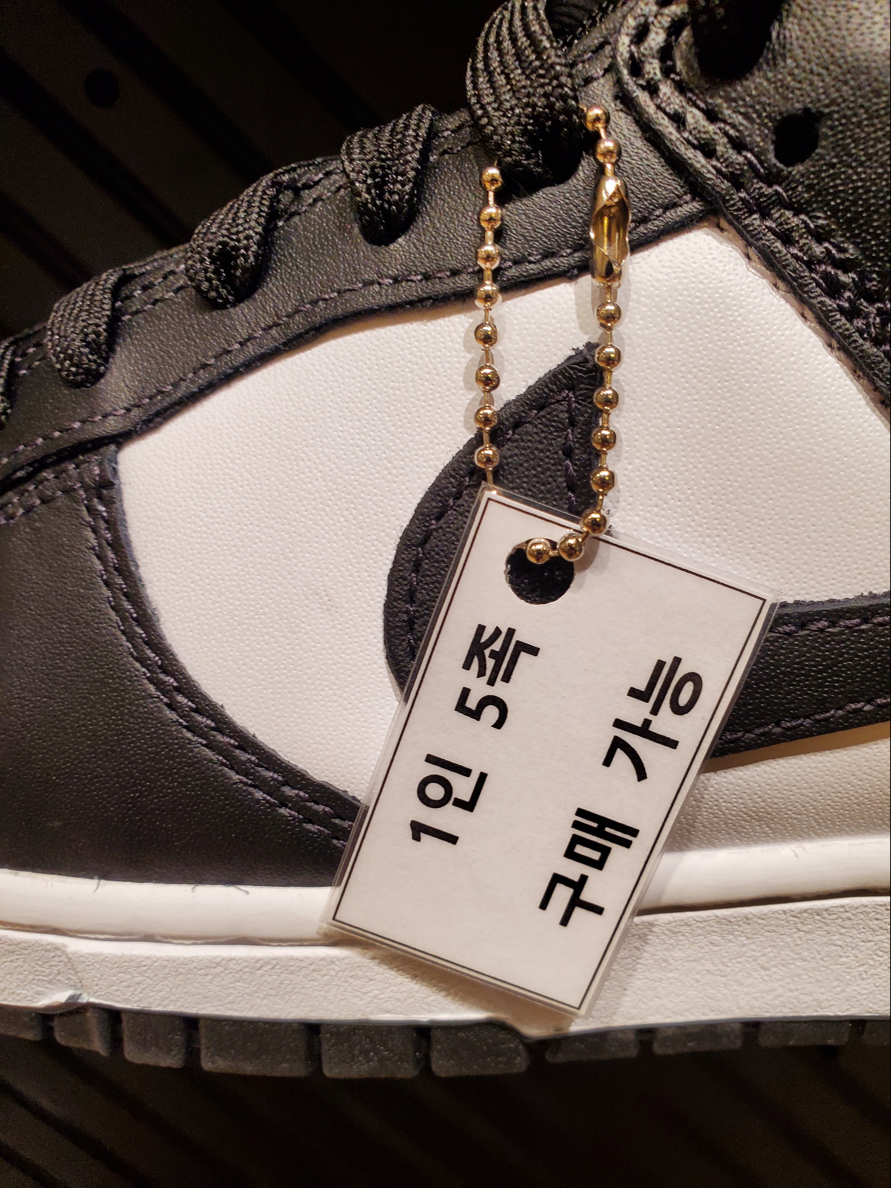 Nike Dunk Low Retro PRM Halloween, Essentials x New Era E Trucker Cap Black 착용 스타일 - 3