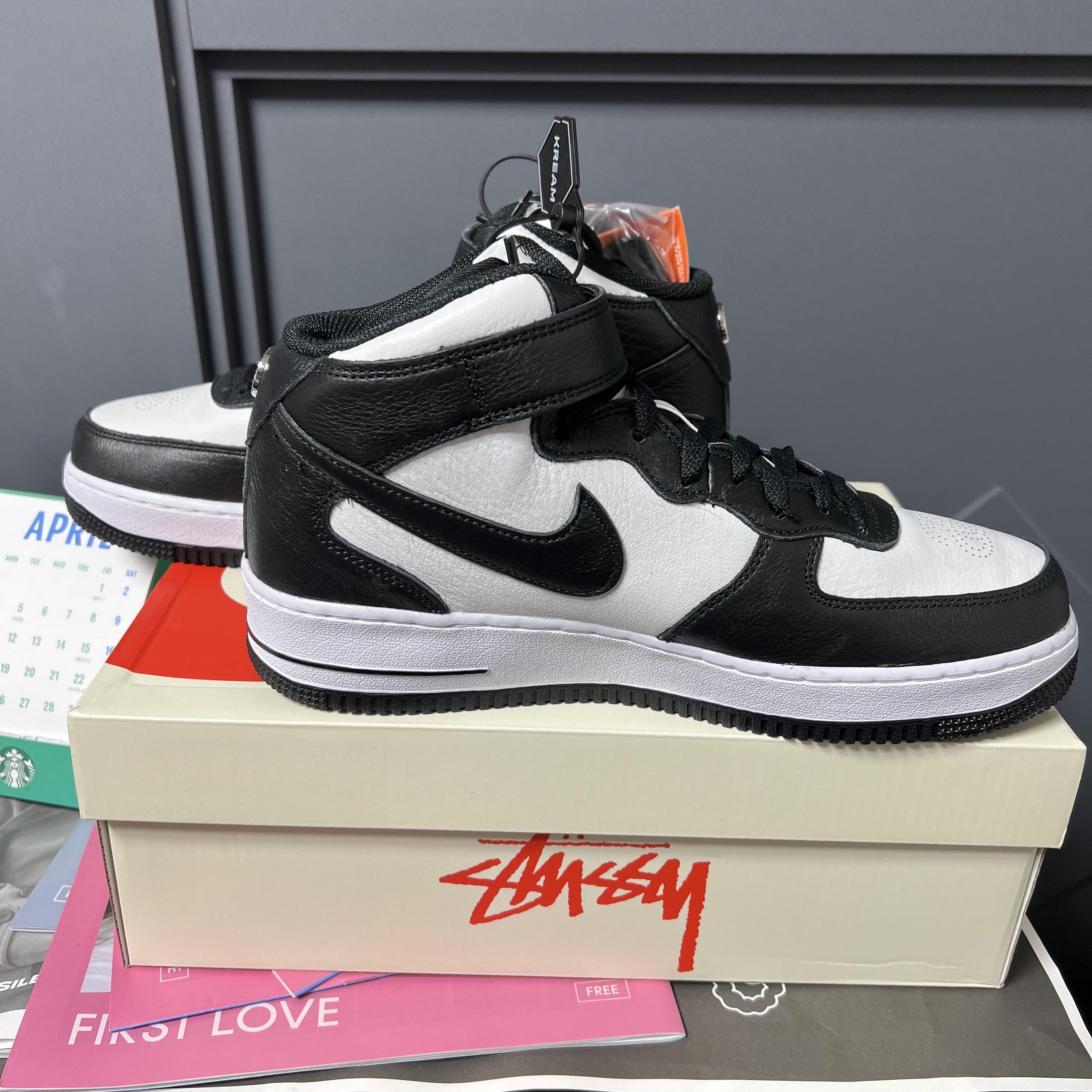 Nike x Stussy Air Force 1 '07 Mid SP Black and Light Bone 착용 스타일