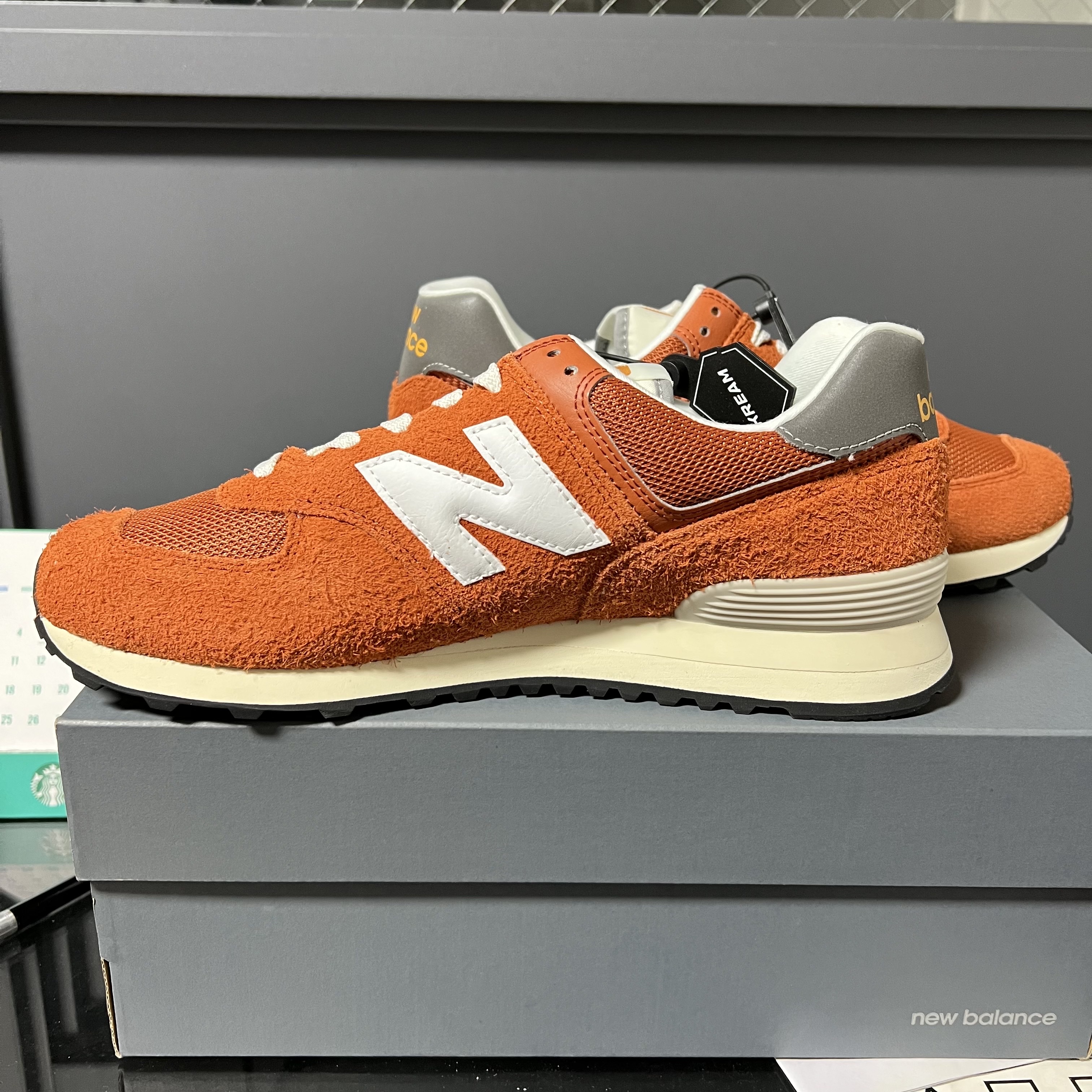 New Balance 574 Heritage Orange Burst White 착용 스타일