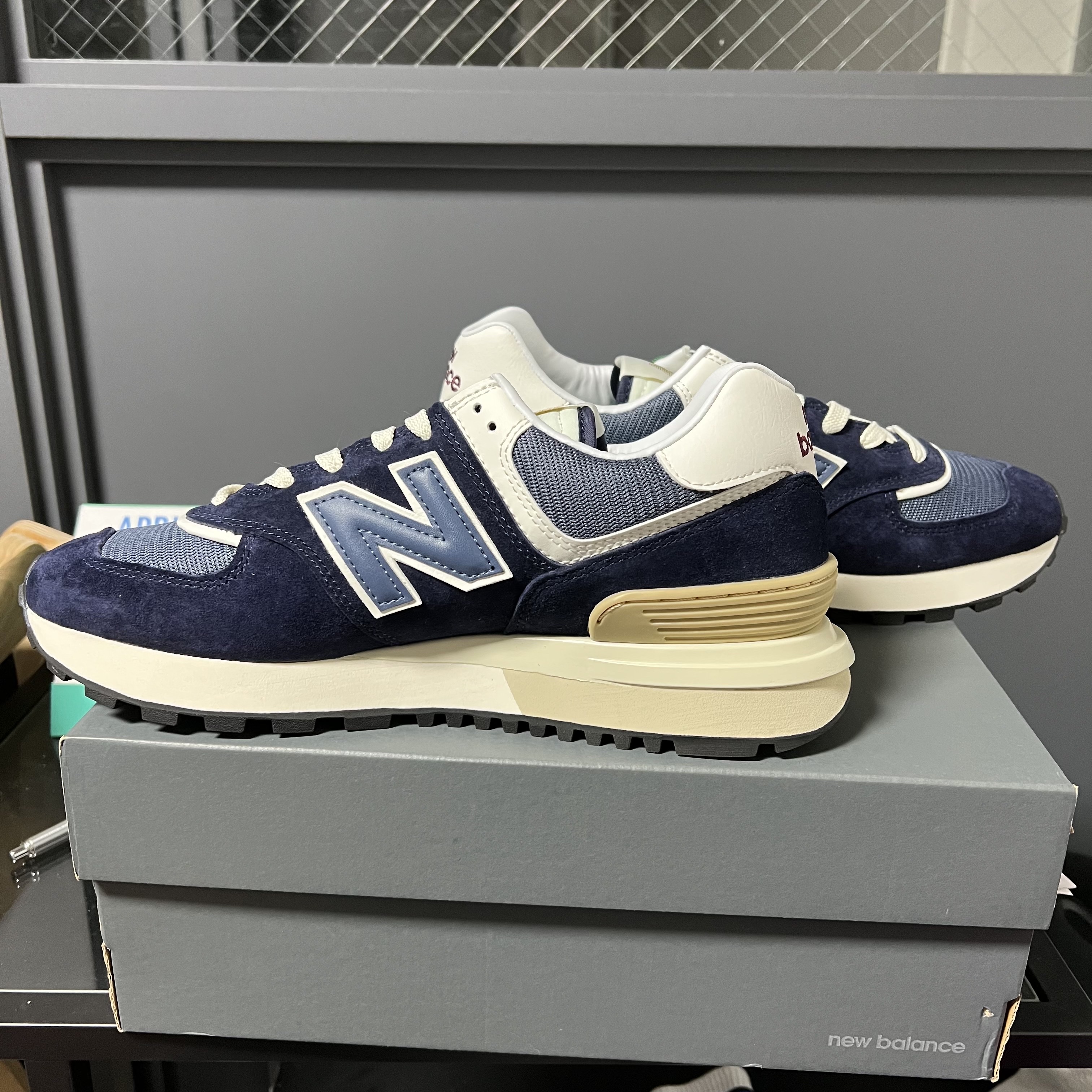 New Balance 574 Legacy Navy 착용 스타일