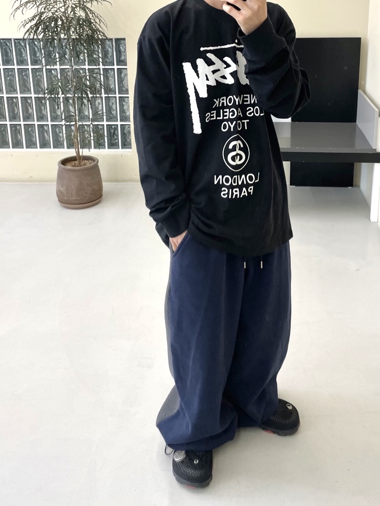 Stussy World Tour LS T-Shirt Black, Crocs x Staple Classic All Terrain Clog Black 착용 스타일