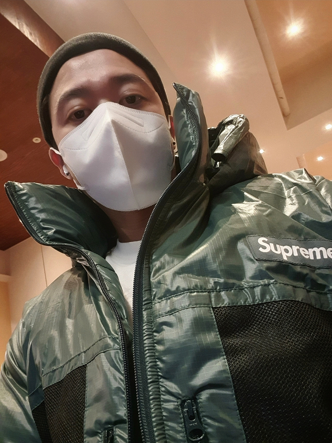 Supreme Reversible Featherweight Down Puffer Jacket Black - 22FW 착용 스타일