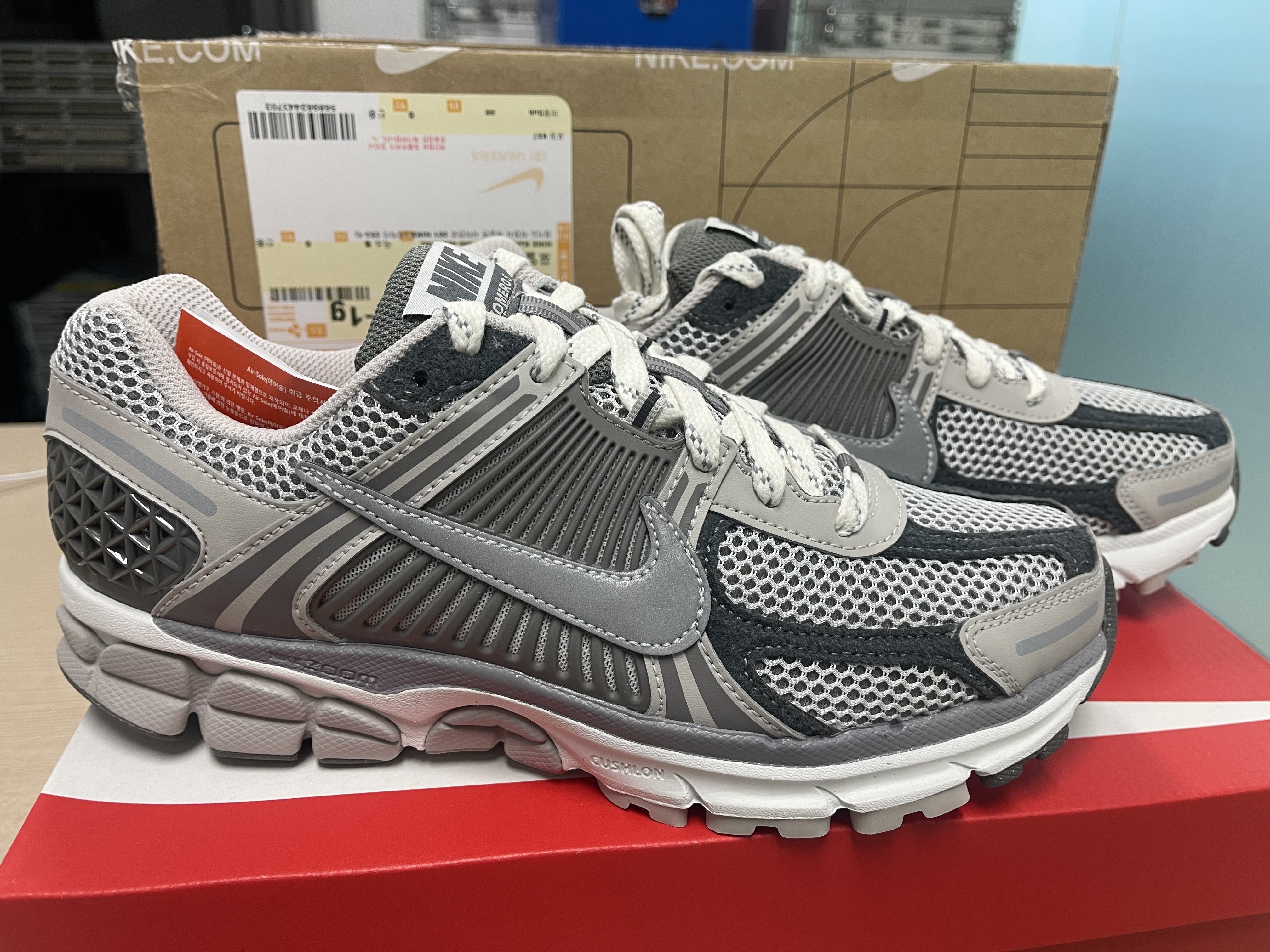 Nike Zoom Vomero 5 PRM Light Iron Ore and Flat Fewter 착용 스타일 - 2