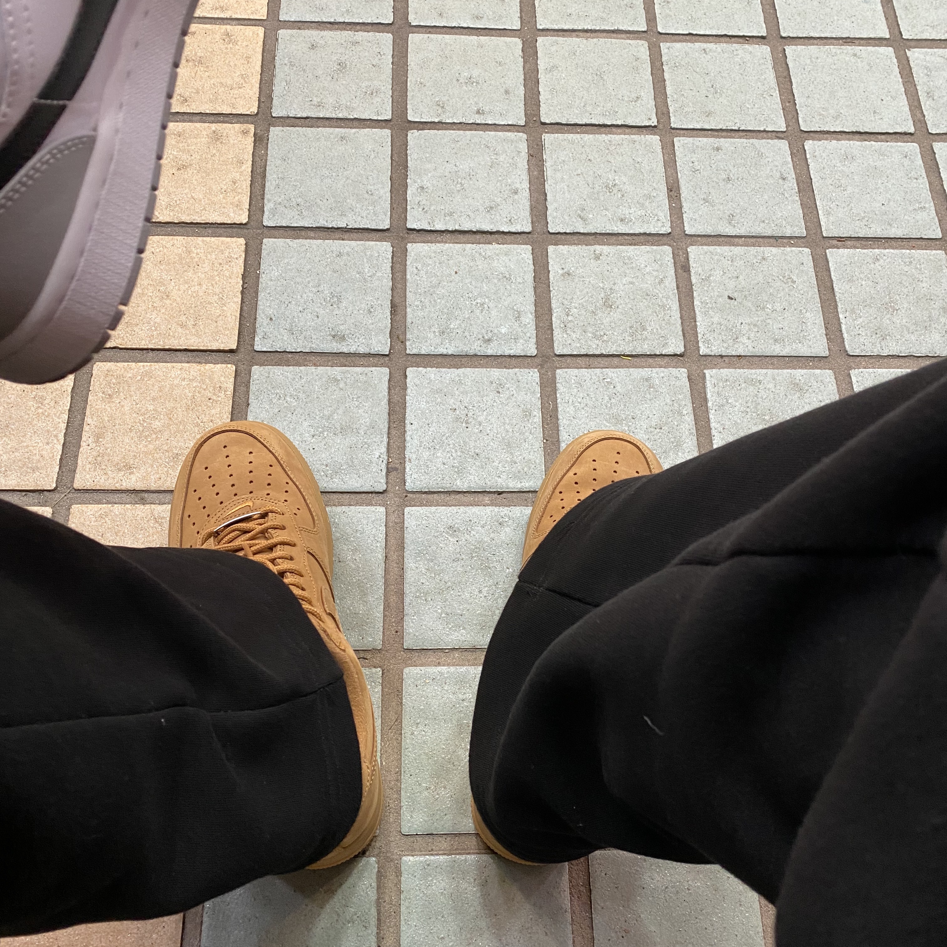 Nike x Supreme Air Force 1 Low Flax, Jordan 1 Mid Light Smoke Grey 착용 스타일