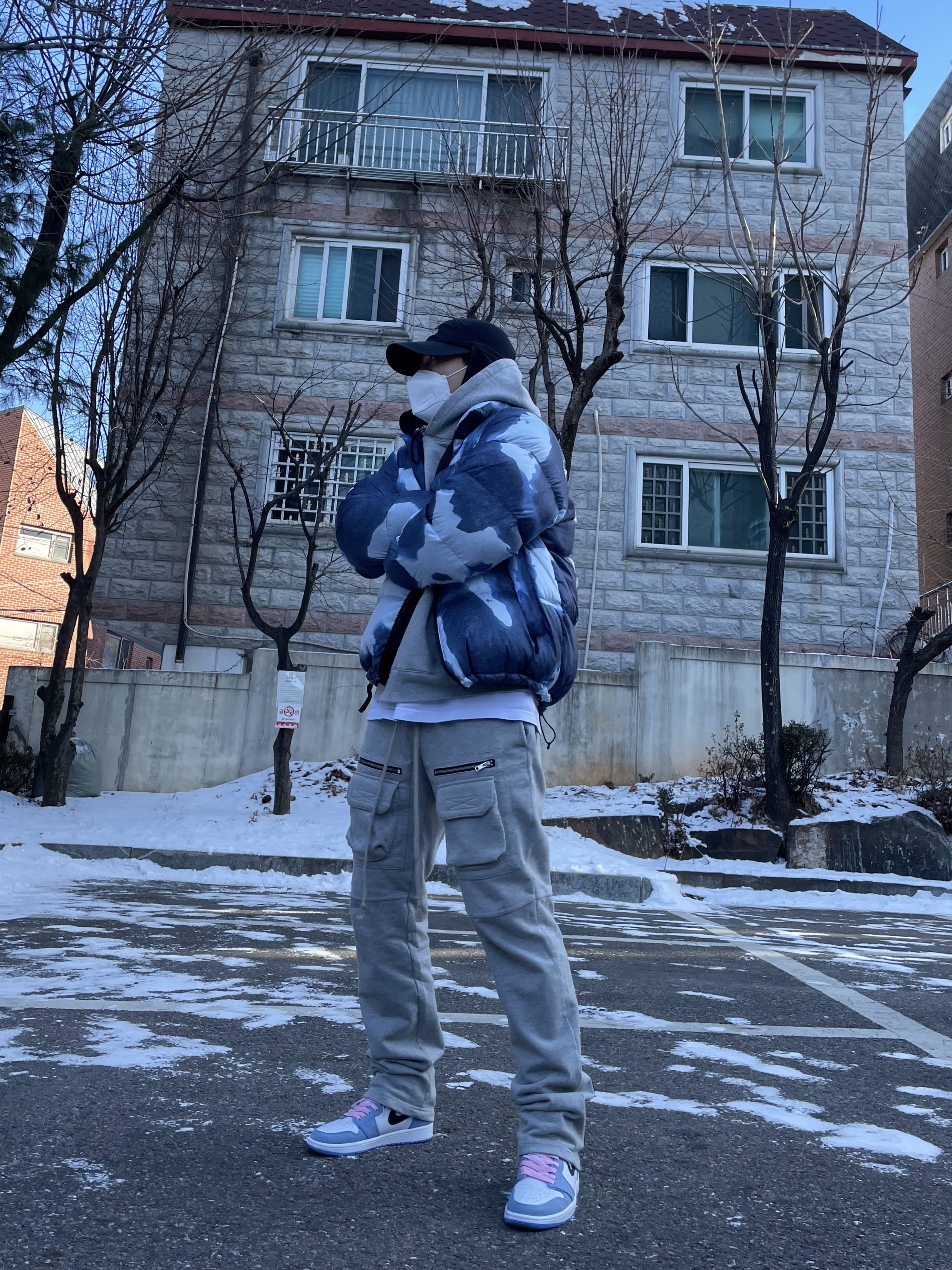Supreme x The North Face Bleached Denim Print Nuptse Jacket Indigo - 21FW, Jordan 1 Retro High OG University Blue 착용 스타일 - 1