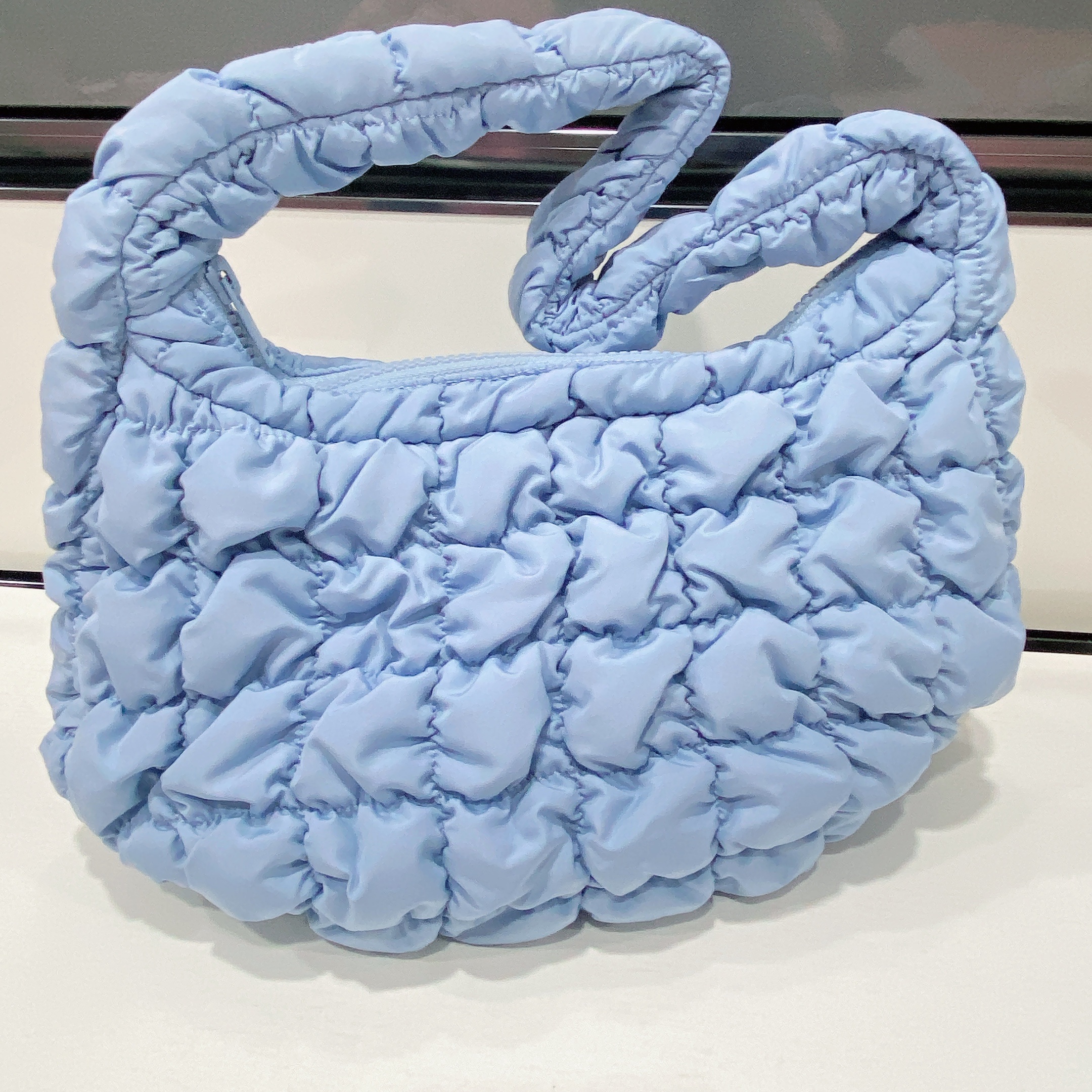 COS Quilted Mini Bag Light Blue 착용 스타일 - 1