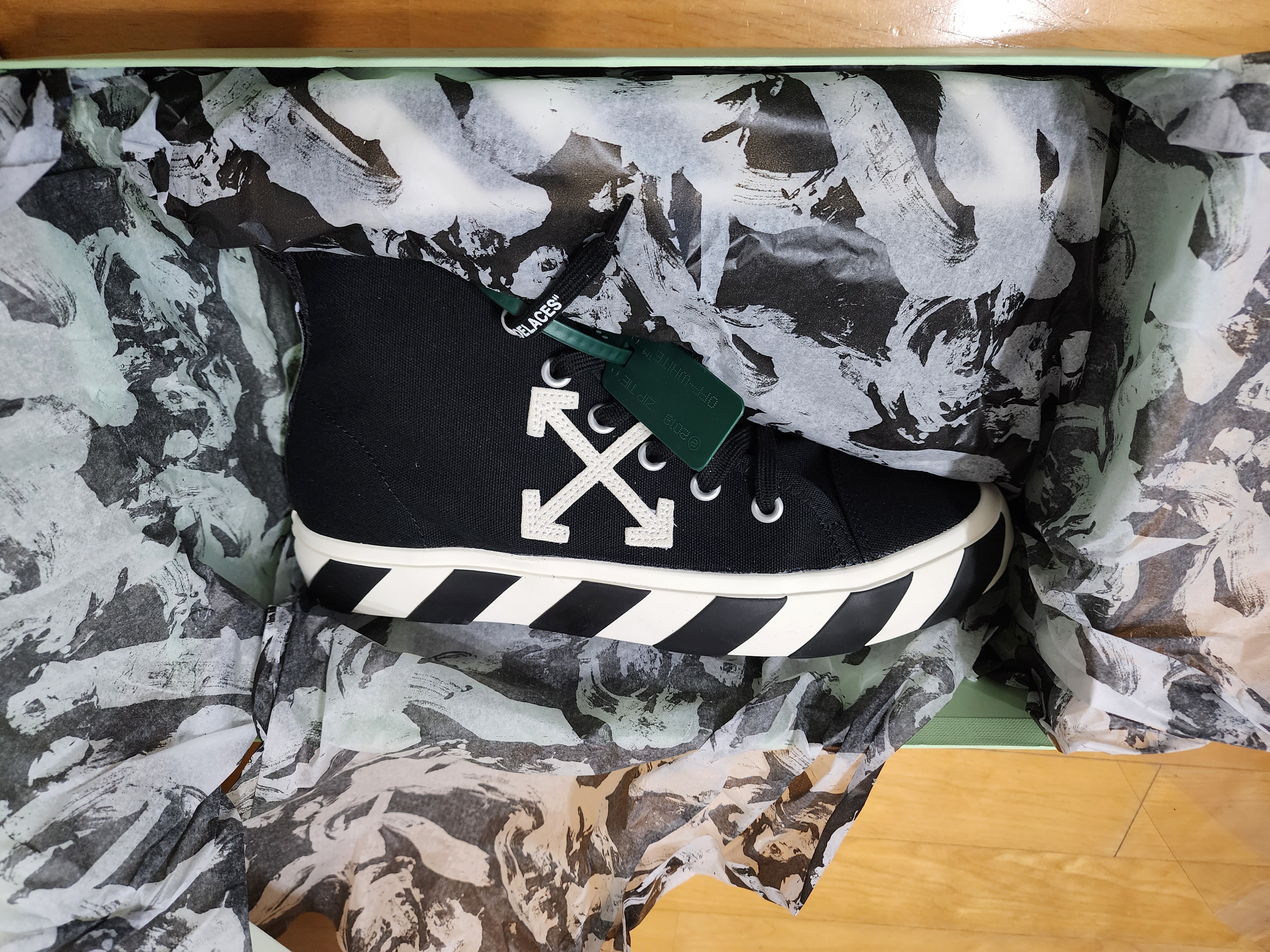 Off-White Arrow Mid Vulcanized Sneakers Black White - 22FW 착용 스타일 - 1