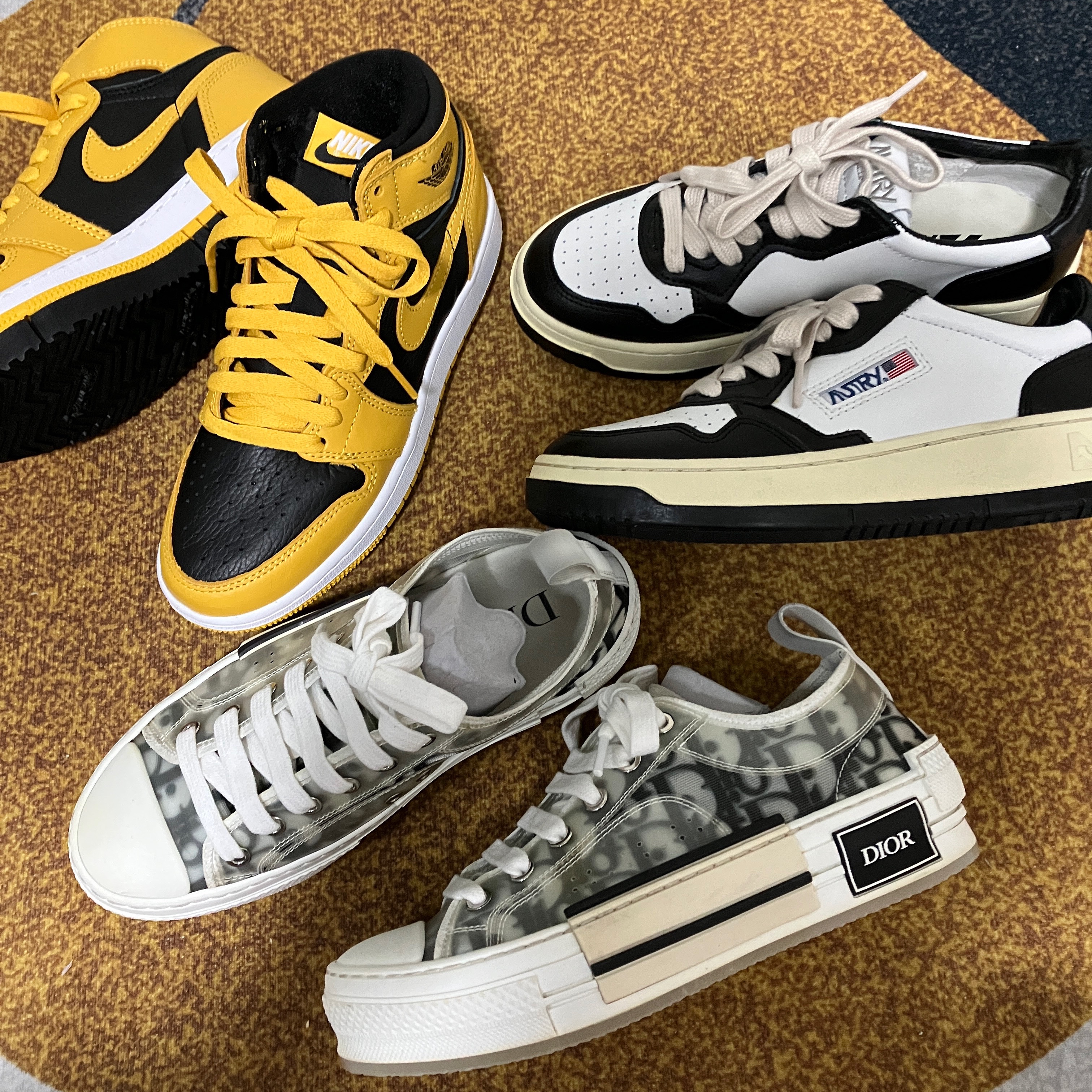 (W) Autry Medalist Low Leather Sneakers Black White, (GS) Jordan 1 Retro High OG Pollen 착용 스타일 - 2
