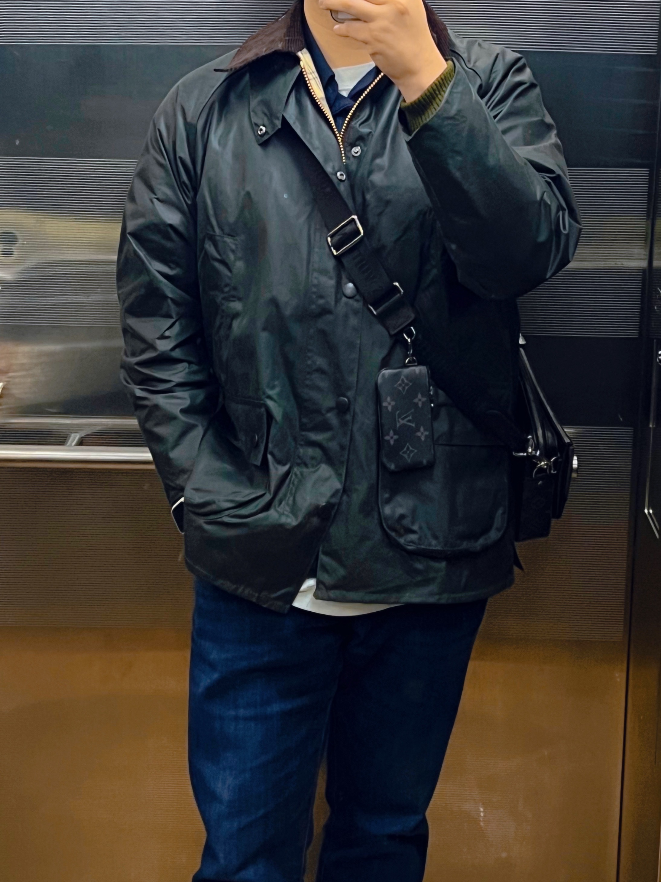 Louis Vuitton Trio Messenger Monogram Eclipse, Barbour Bedale Wax Jacket Sage 착용 스타일
