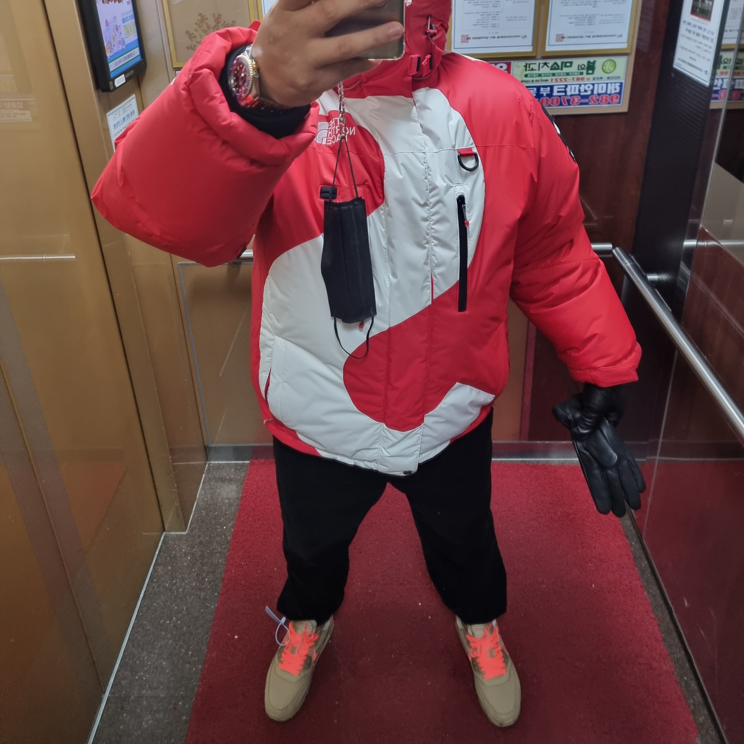 Supreme x The North Face S Logo Summit Series Himalayan Parka Red - 20FW, Nike x Off-White Air Max 90 V2 Desert Ore 착용 스타일 - 1