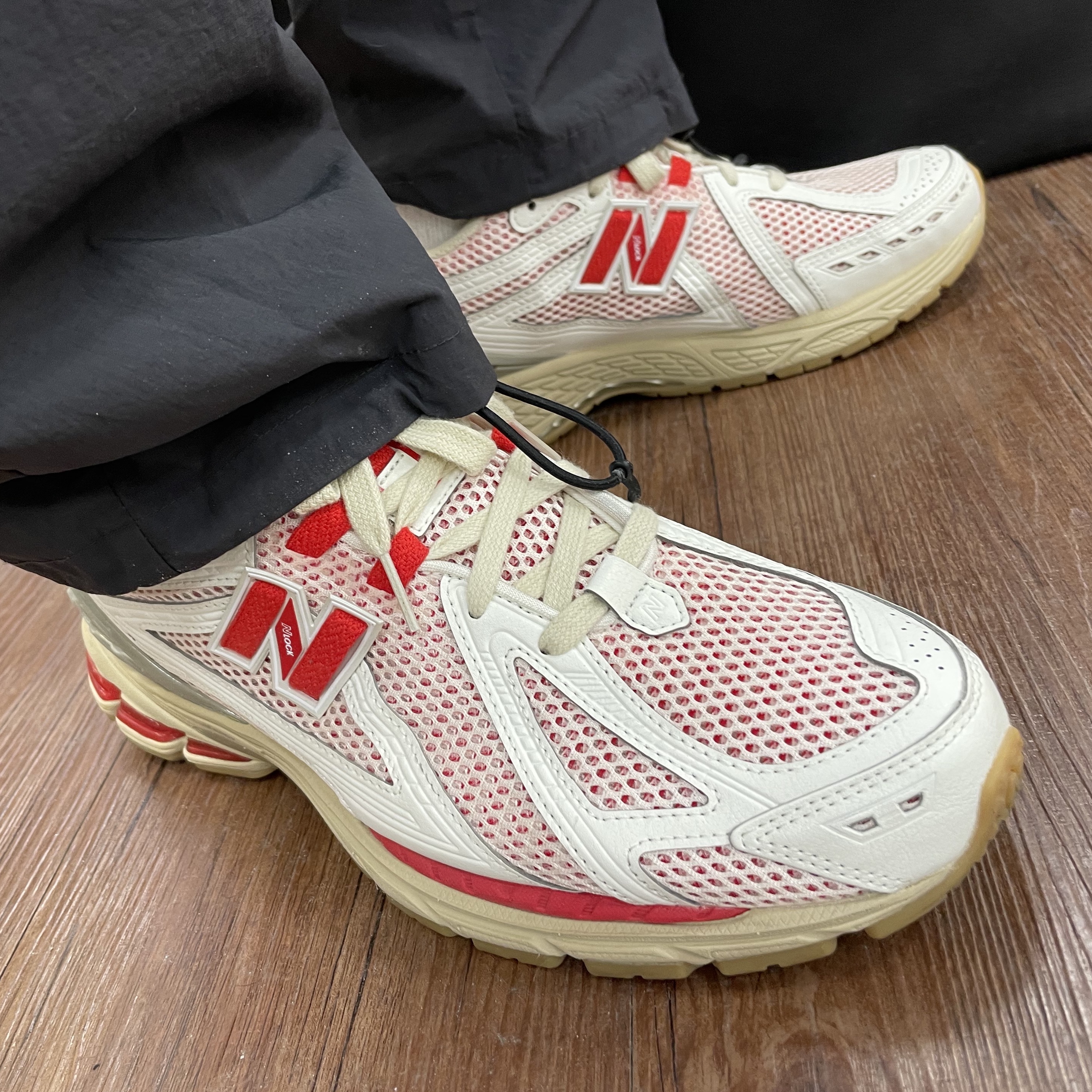 New Balance 1906R White Red 착용 스타일