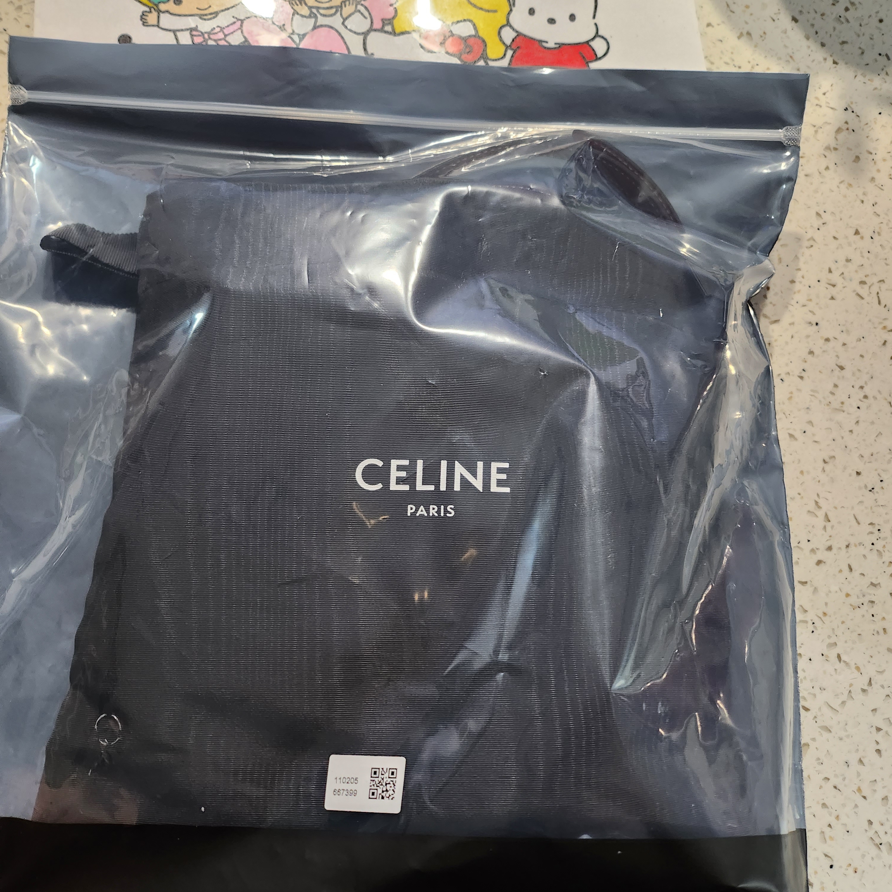 Celine Mini Besace in Triomphe Canvas and Calfskin Tan 착용 스타일 - 3