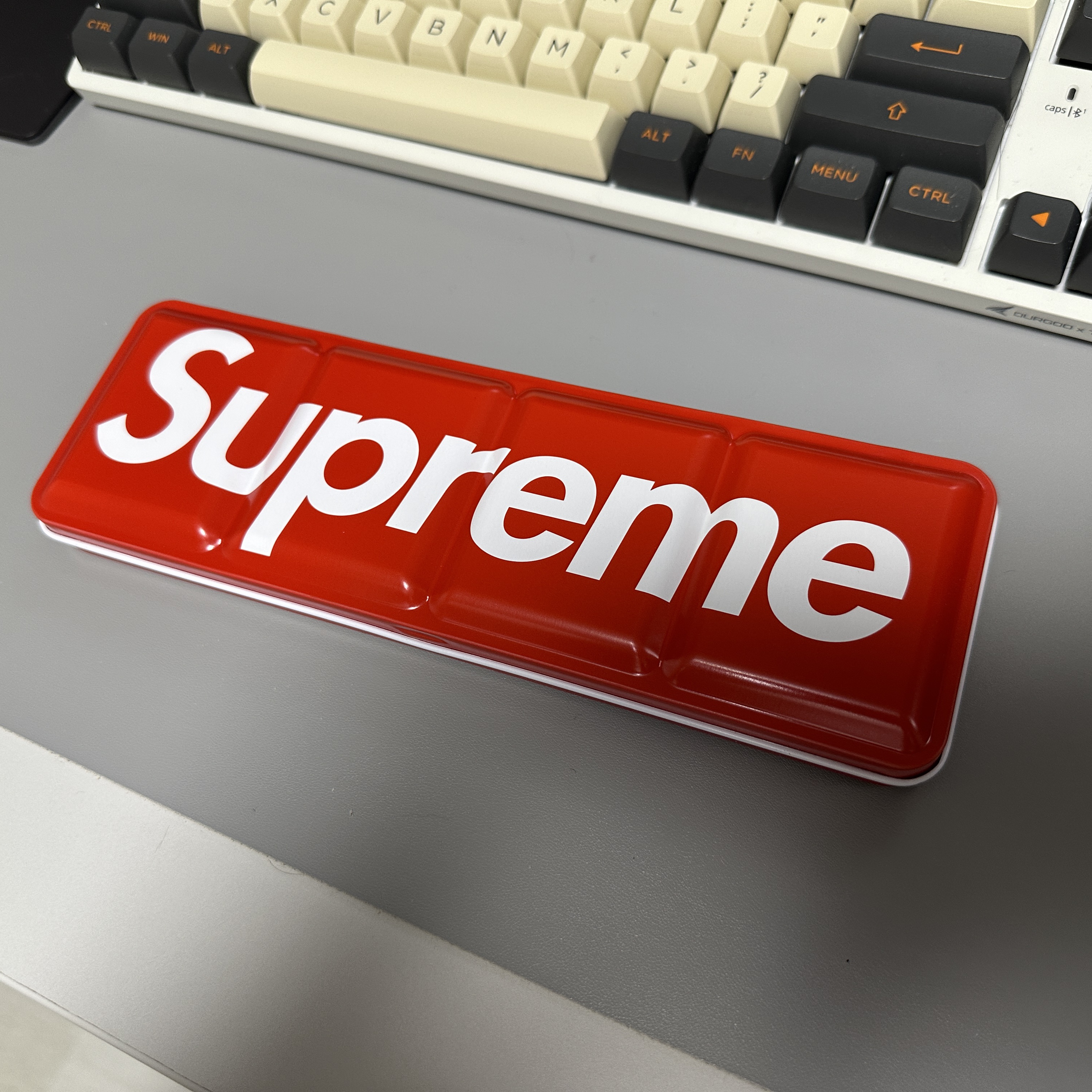 Supreme Schmincke 12-Color Watercolor Set Red - 22FW 착용 스타일 - 1