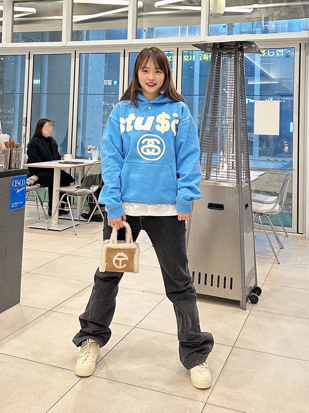 Telfar x UGG Small Shopping Bag Chestnut, Nike x Stussy Air Force 1 '07 Mid SP Fossil 착용 스타일 - 4
