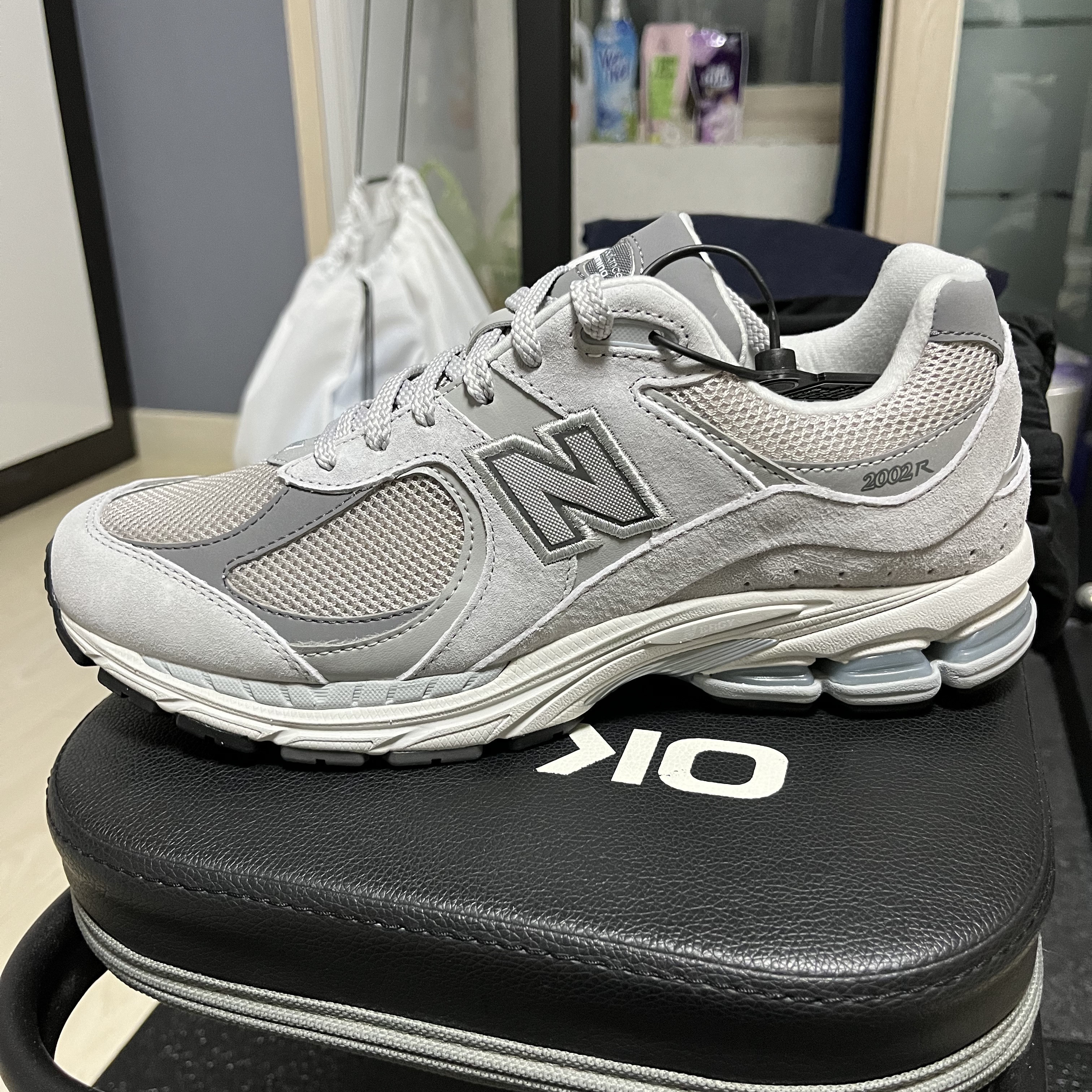 New Balance 2002R T2 Gray 착용 스타일 - 1