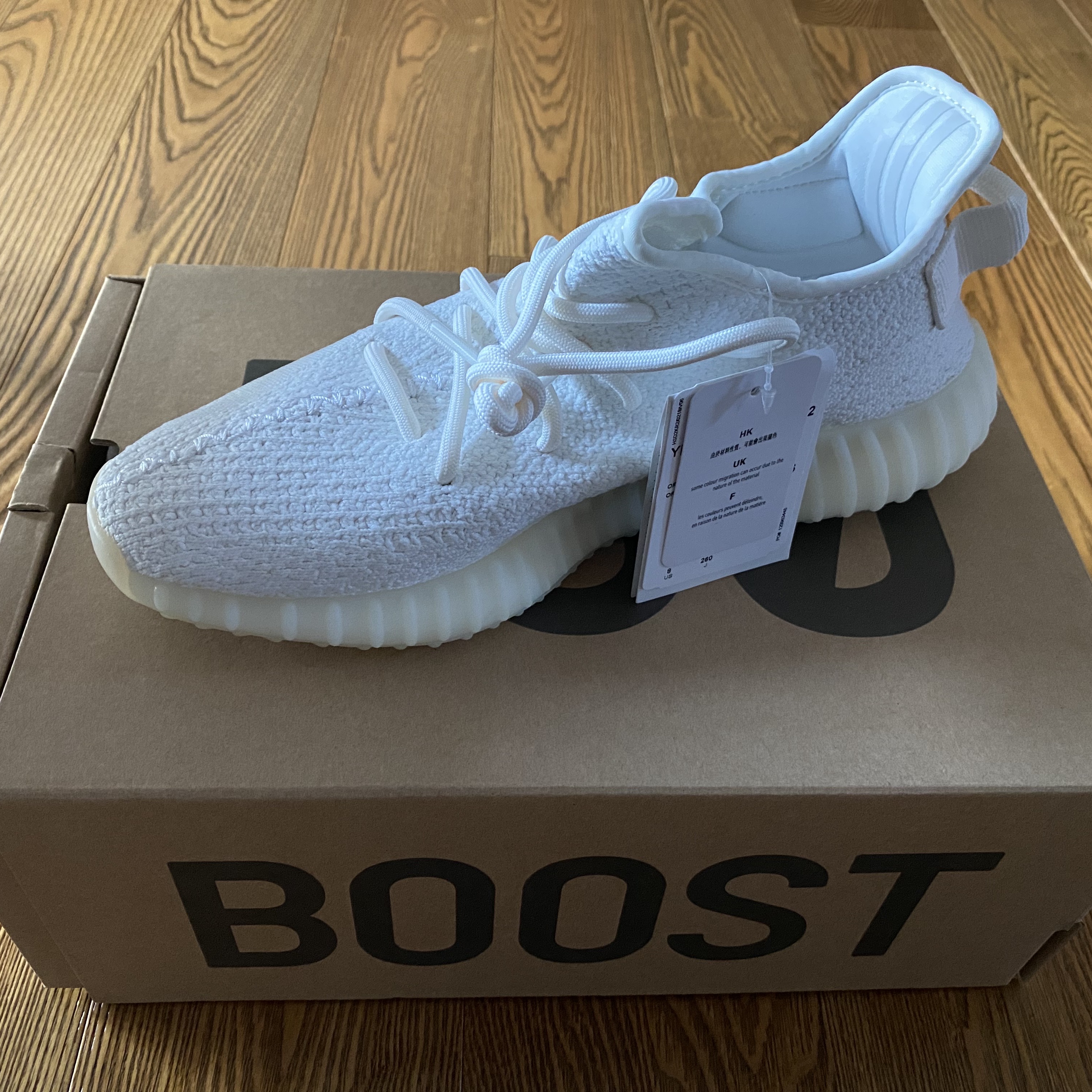 Adidas Yeezy Boost 350 V2 Cream/Triple White 착용 스타일