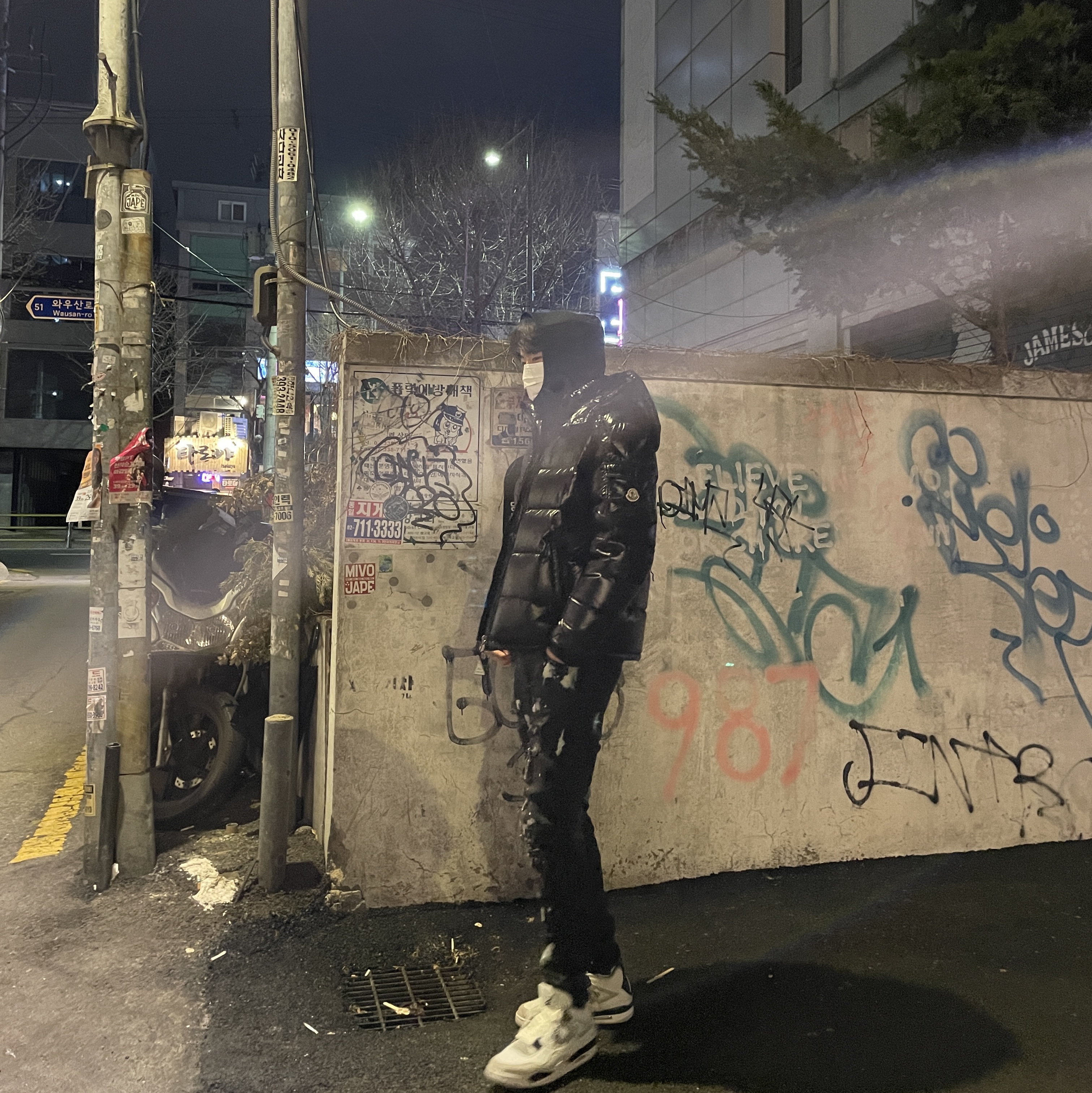 Moncler Maya Short Down Jacket Black - 22FW, Jordan 4 Retro White and Black 착용 스타일 - 1