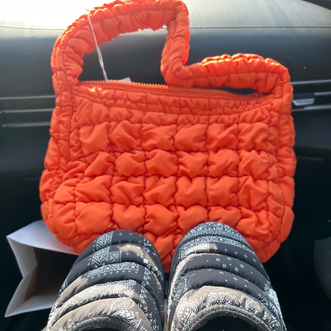 COS Quilted Mini Bag Bright Orange 착용 스타일
