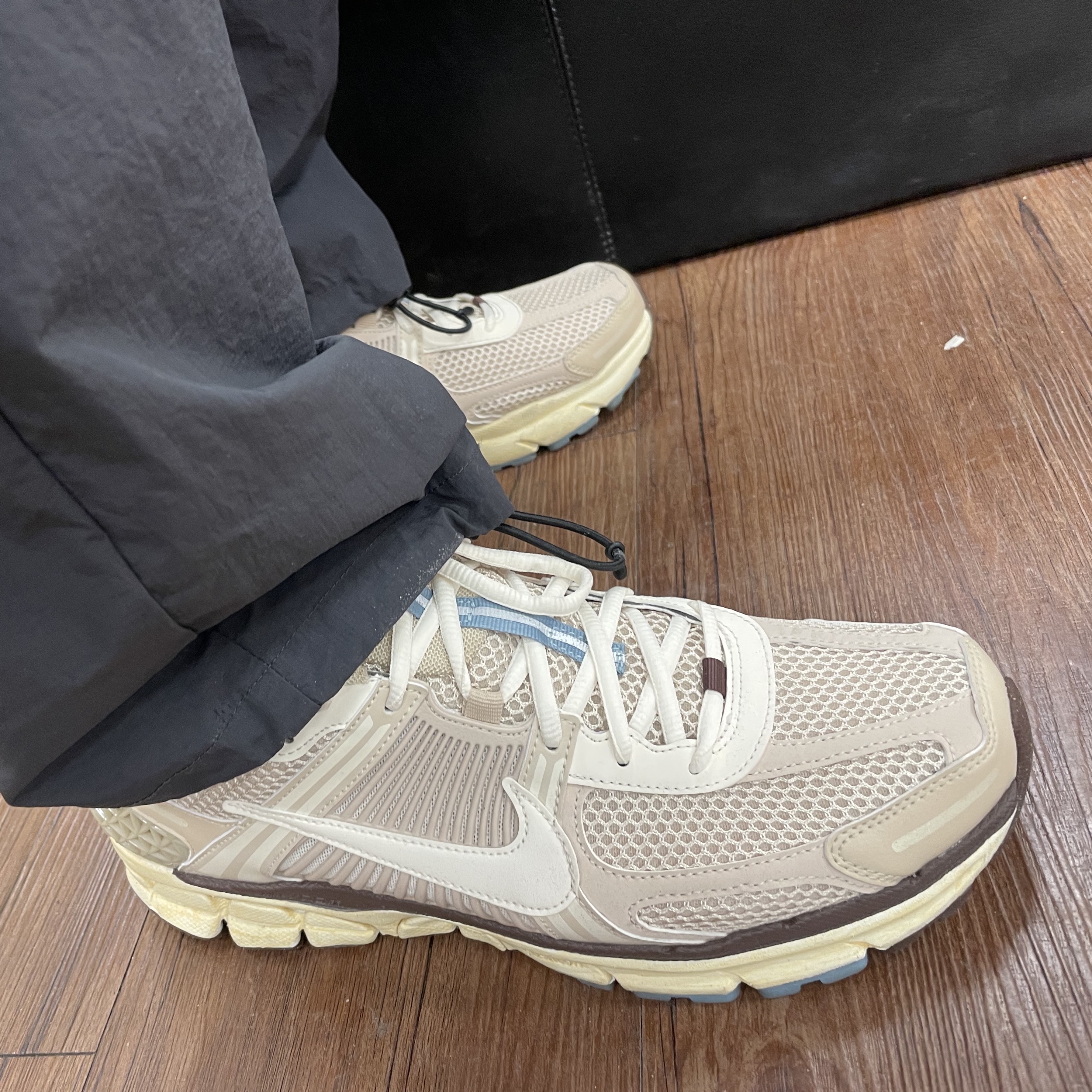 (W) Nike Zoom Vomero 5 Oatmeal 착용 스타일
