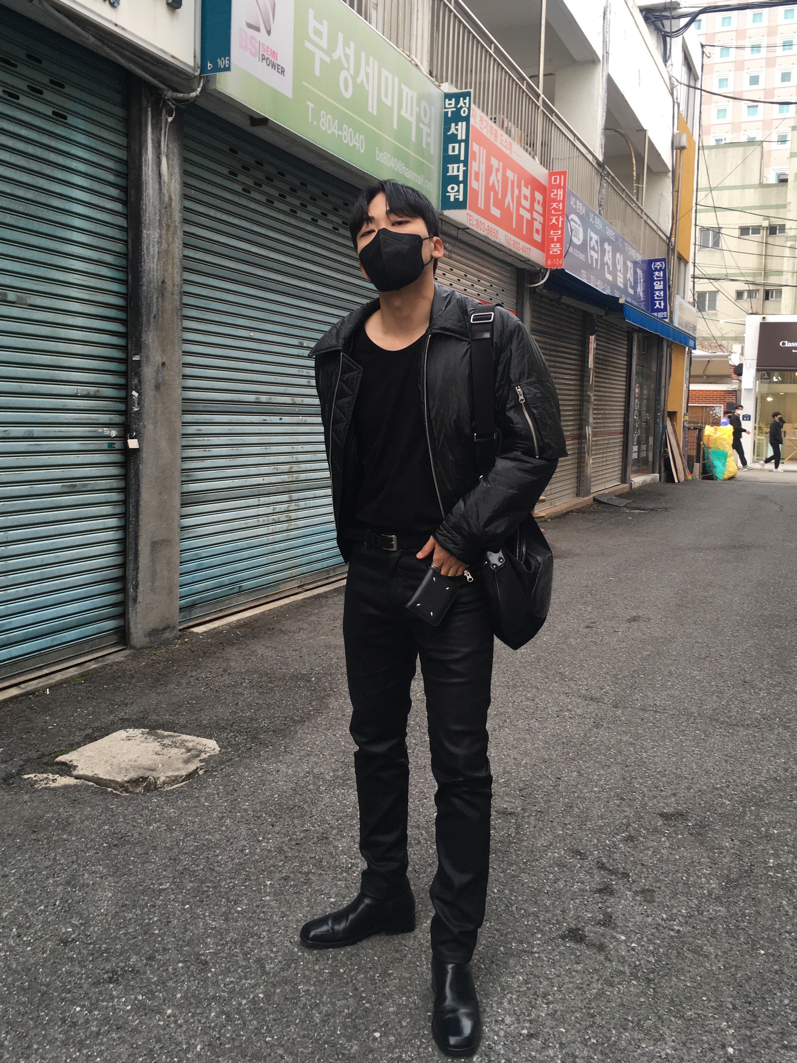 Maison Margiela Keyring Wallet Black 착용 스타일
