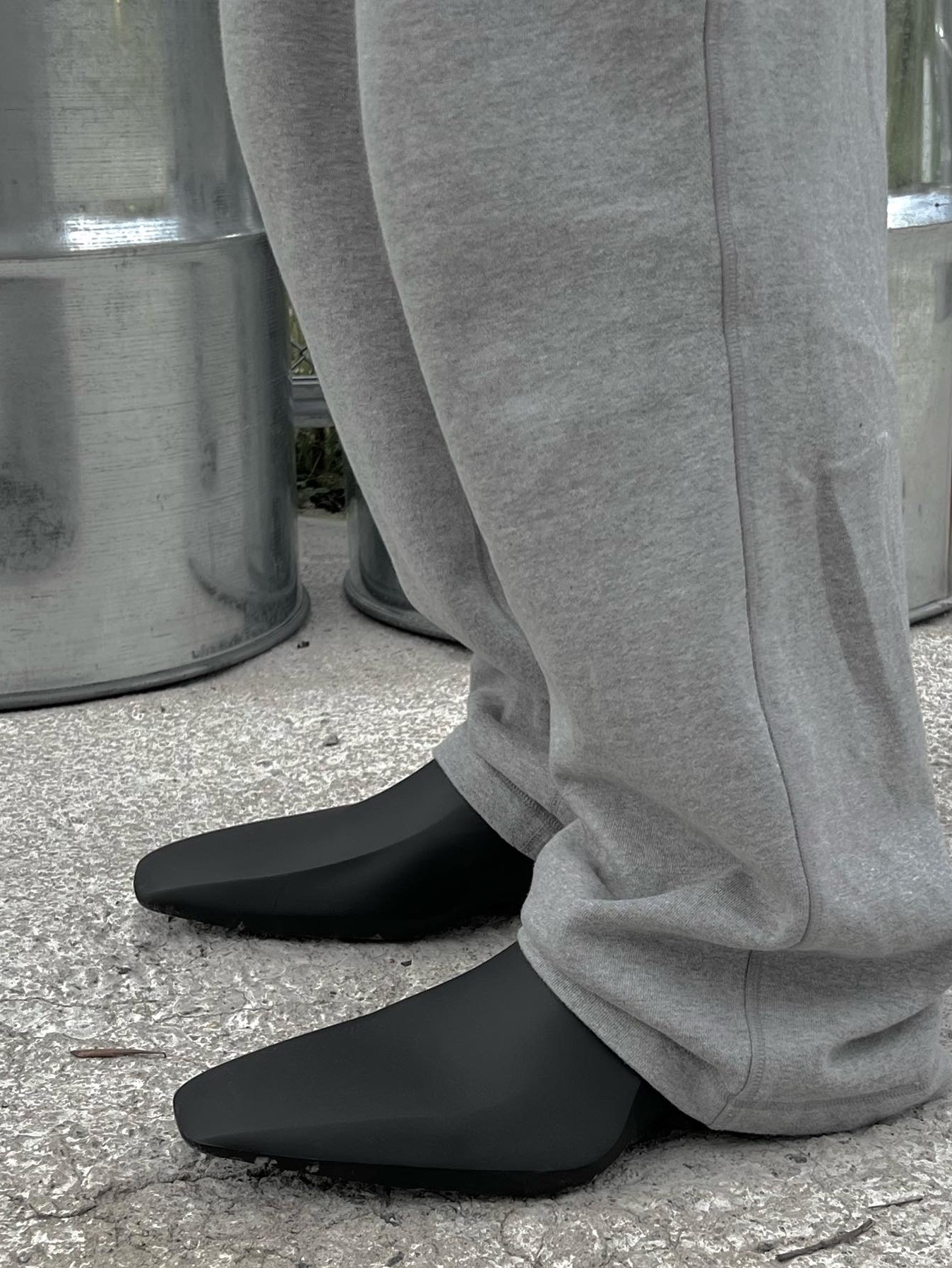 Balenciaga Rubber Space Shoe Matte Black 착용 스타일 - 3