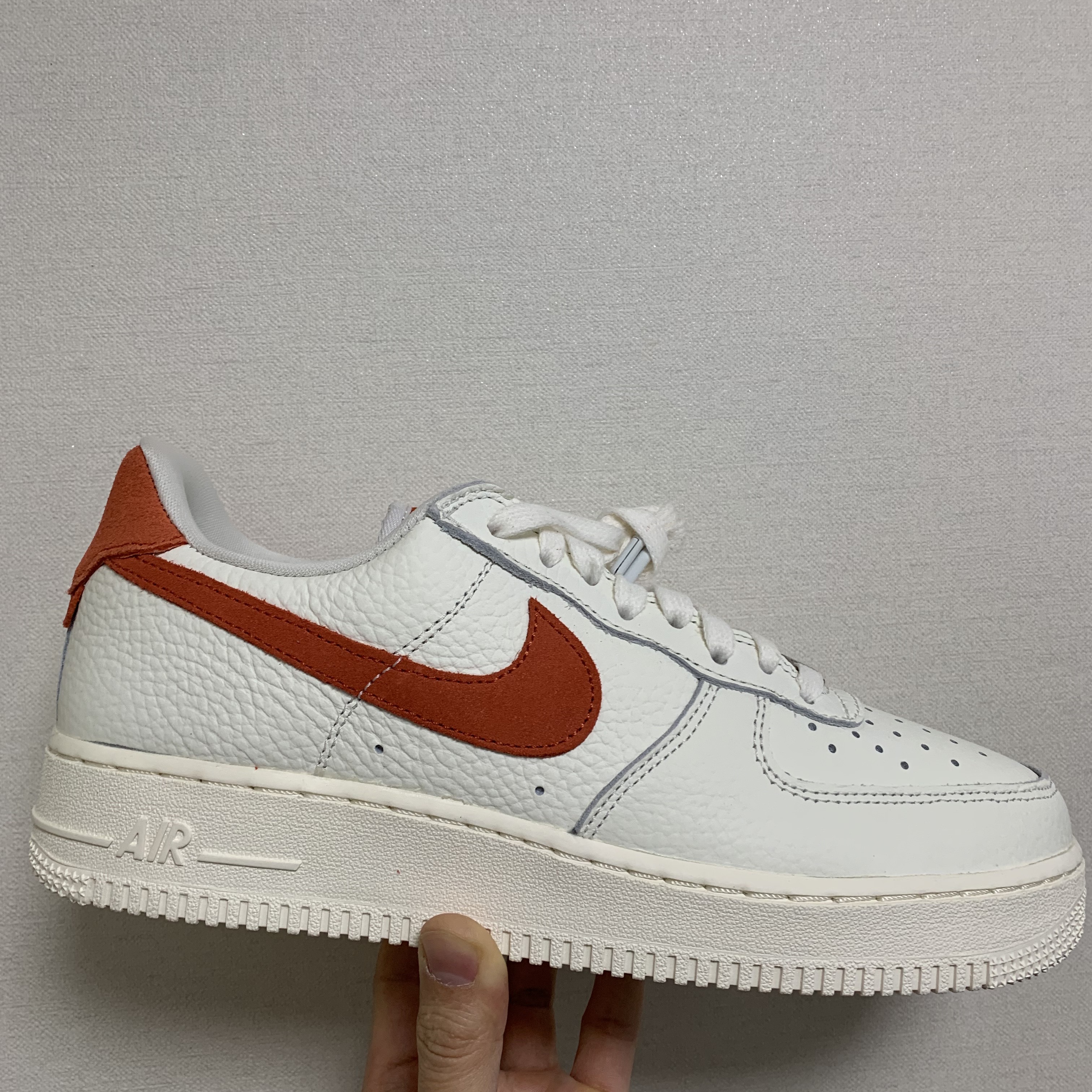Nike Air Force 1 '07 Craft Mantra Orange, Nike Air Force 1 '07 White Black 착용 스타일 - 1