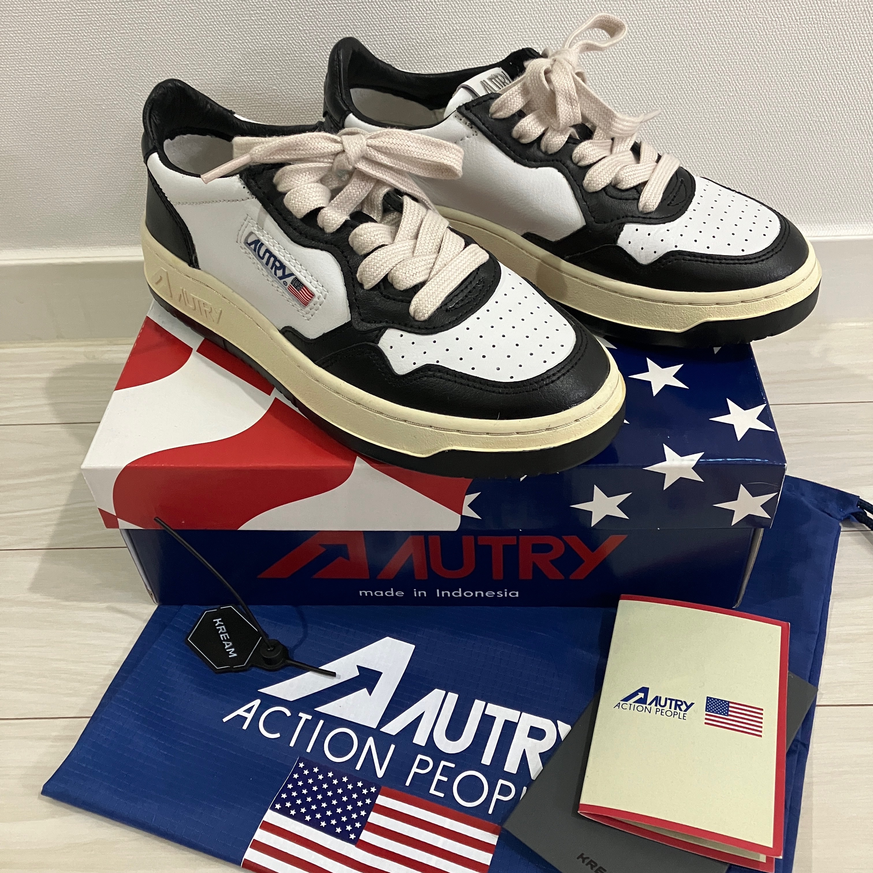 (W) Autry Medalist Low Leather Sneakers Black White, (GS) Jordan 1 Retro High OG Pollen 착용 스타일 - 1