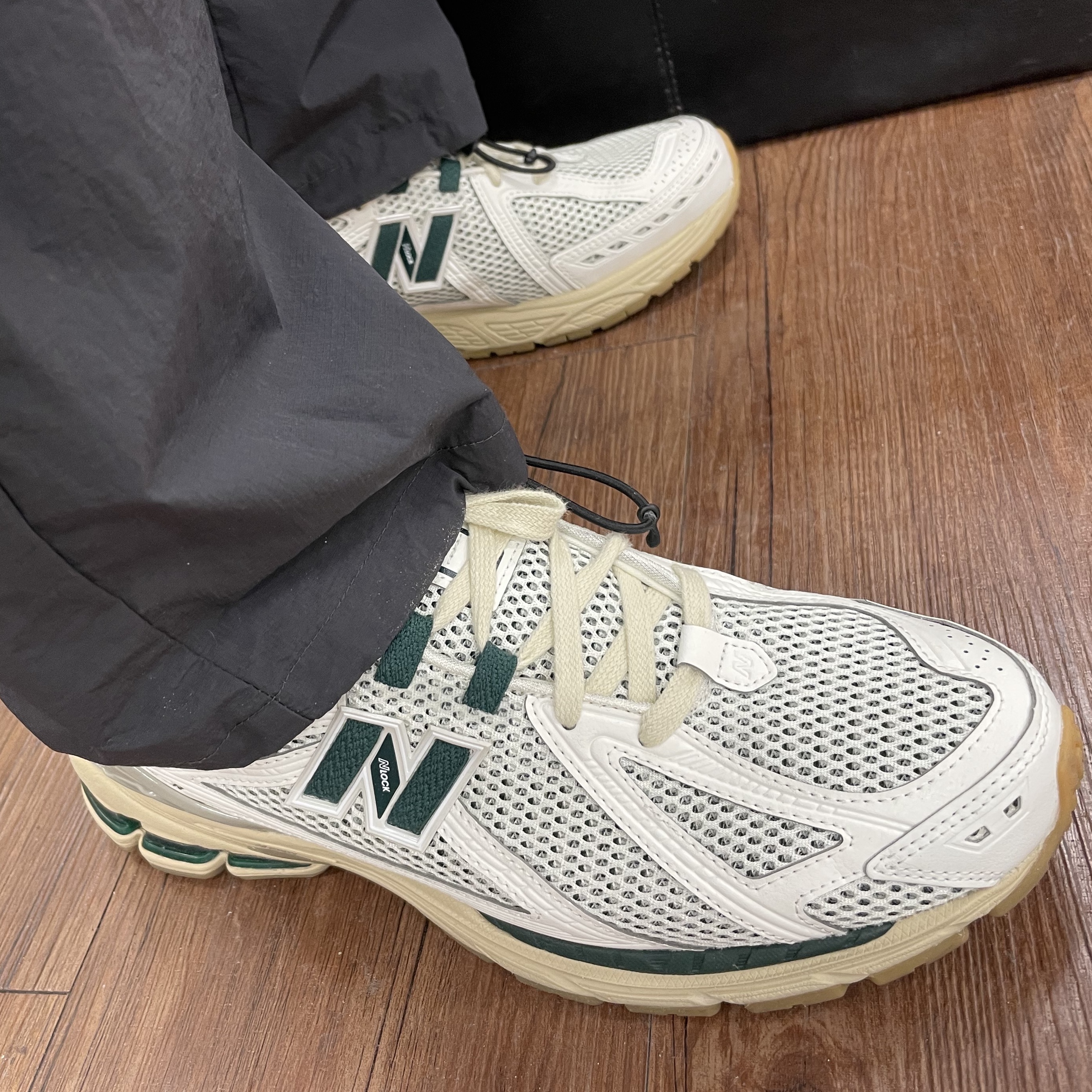 New Balance 1906R Silver Green 착용 스타일