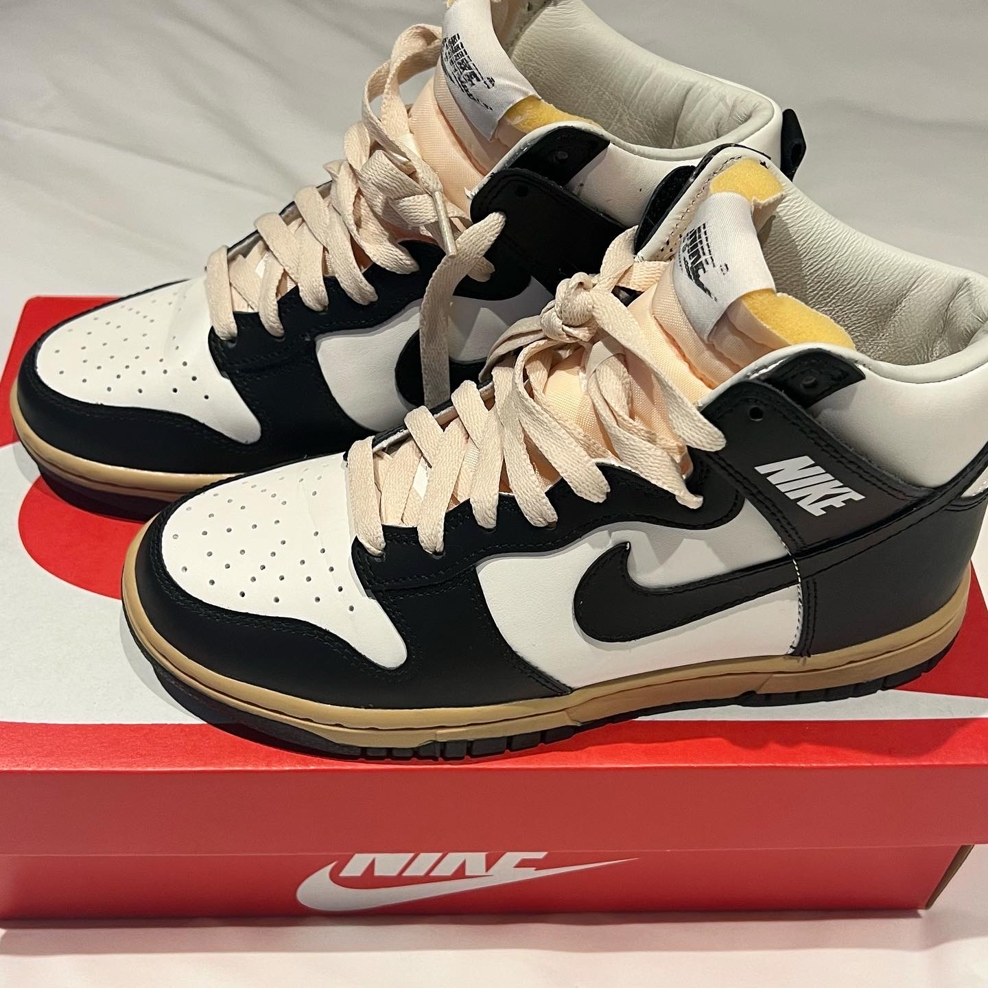 (W) Nike Dunk High SE Sail Black 착용 스타일 - 2