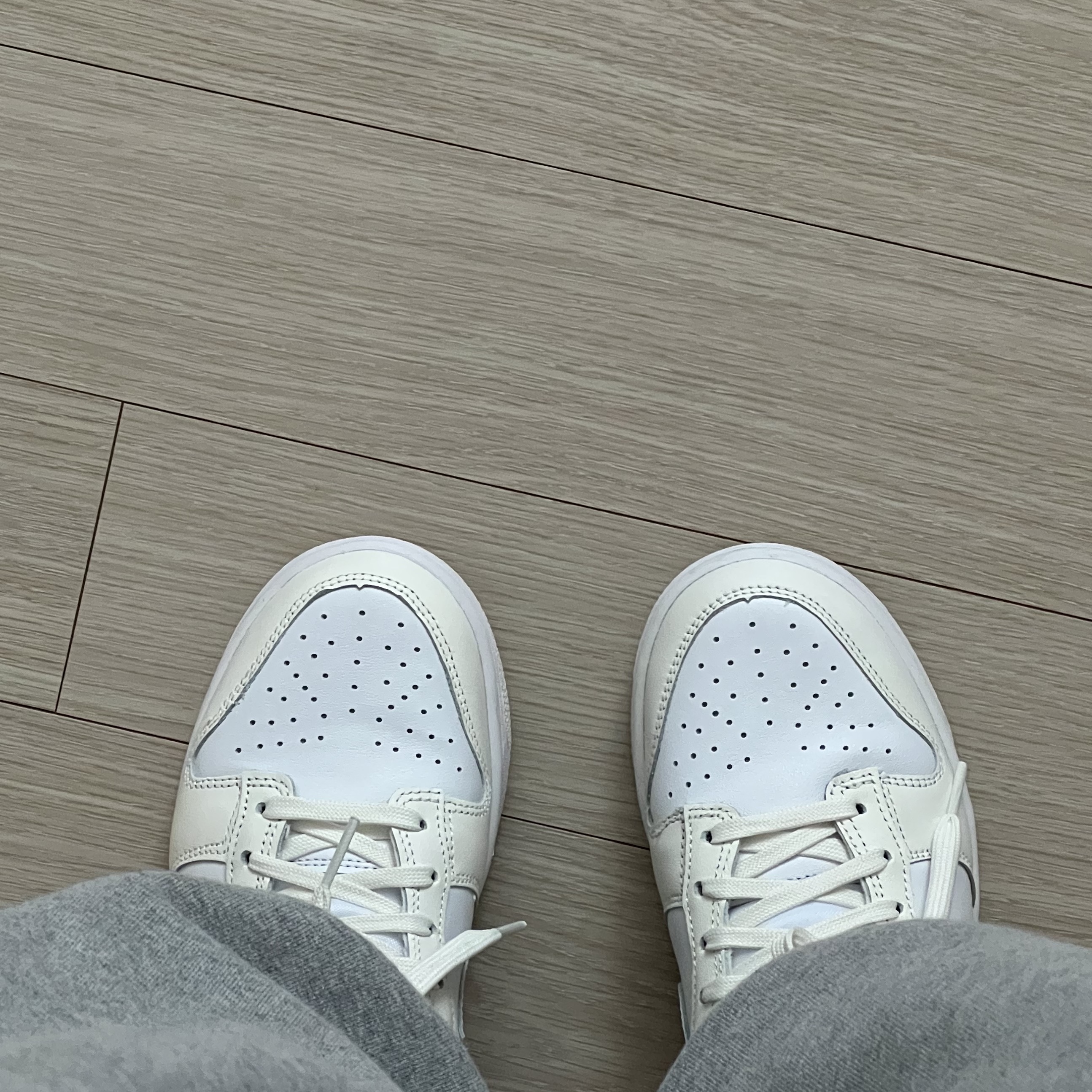 (W) Nike Dunk Low White and Sail 착용 스타일 - 1