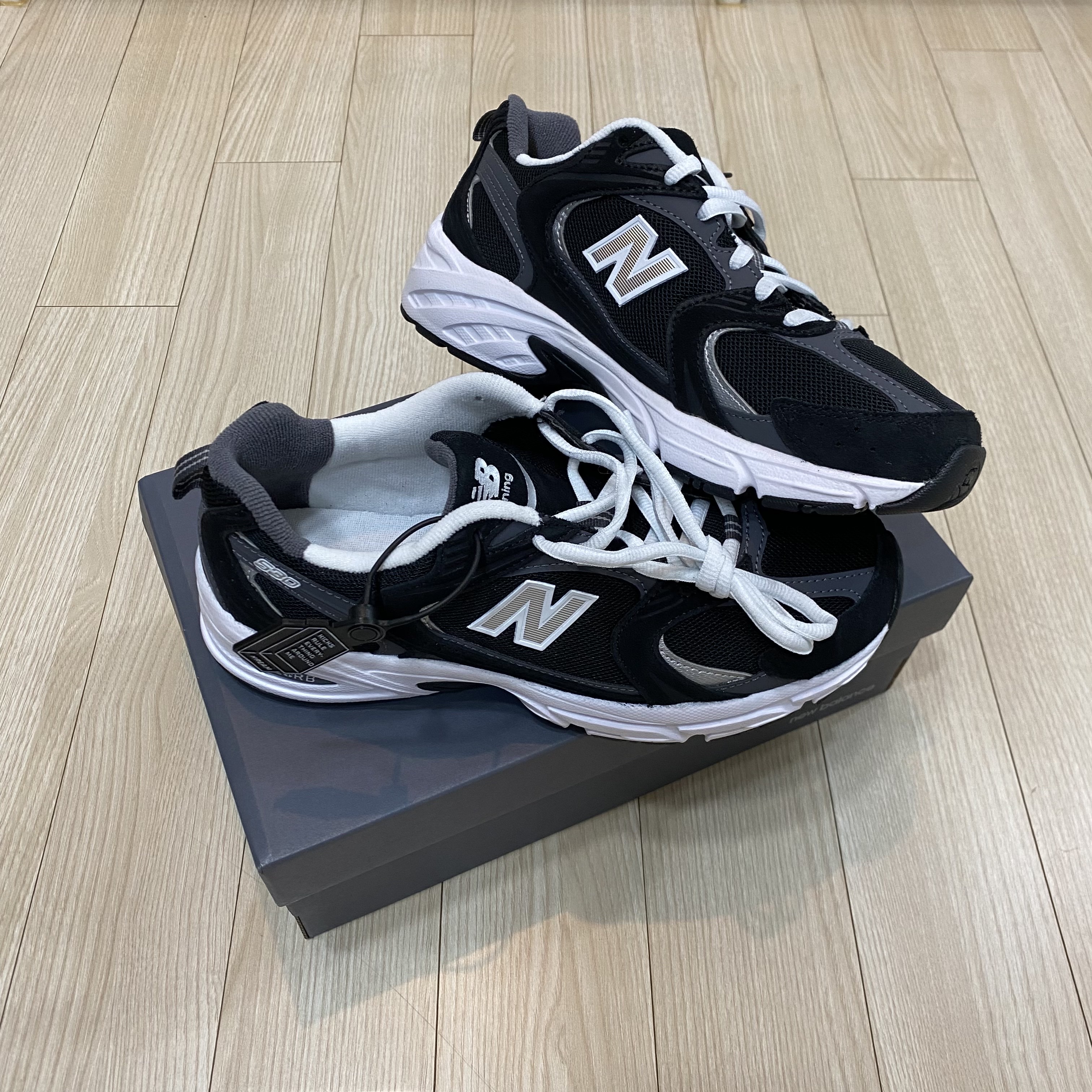 New Balance 530 Classic Black 착용 스타일 - 2
