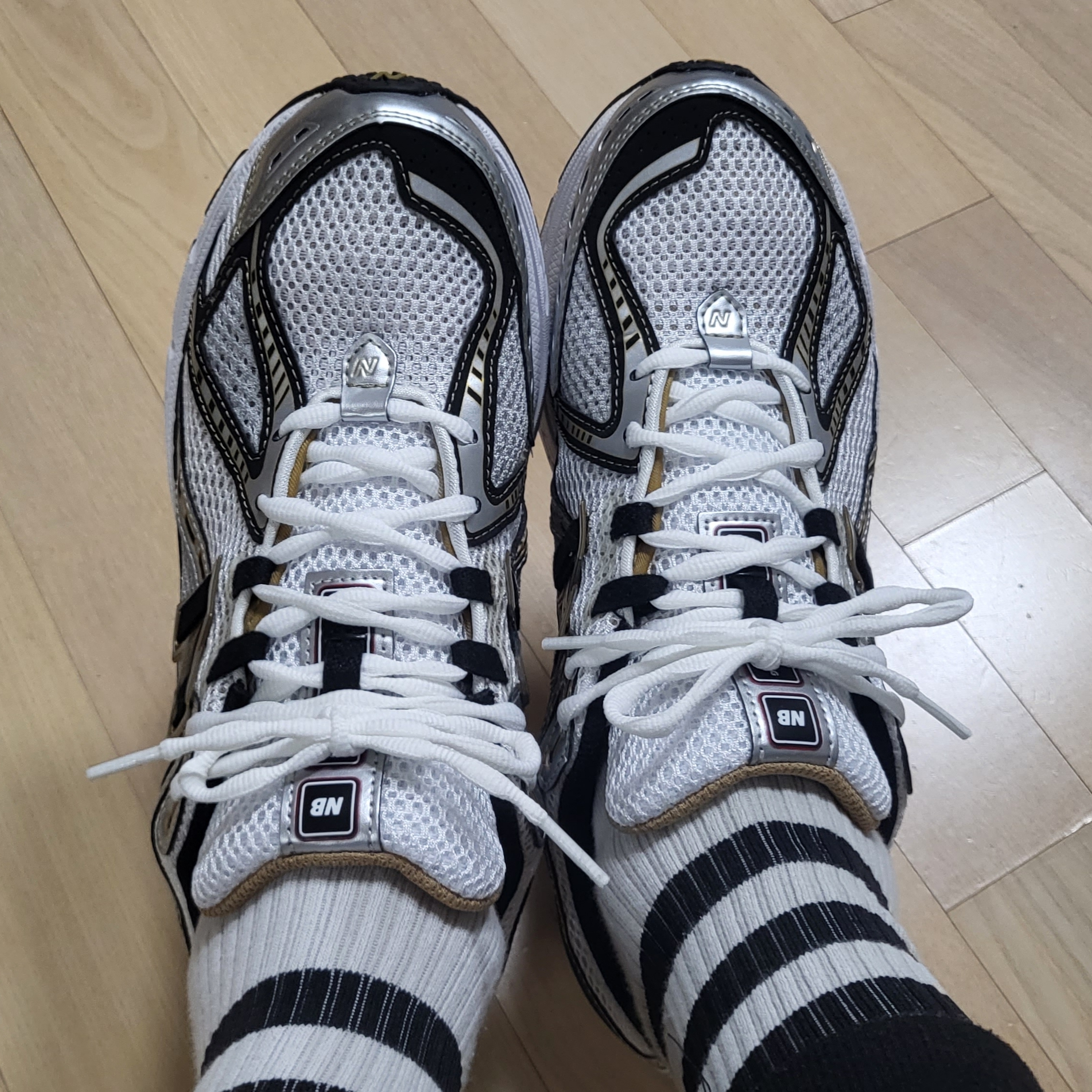 New Balance 1906R White Gold 착용 스타일