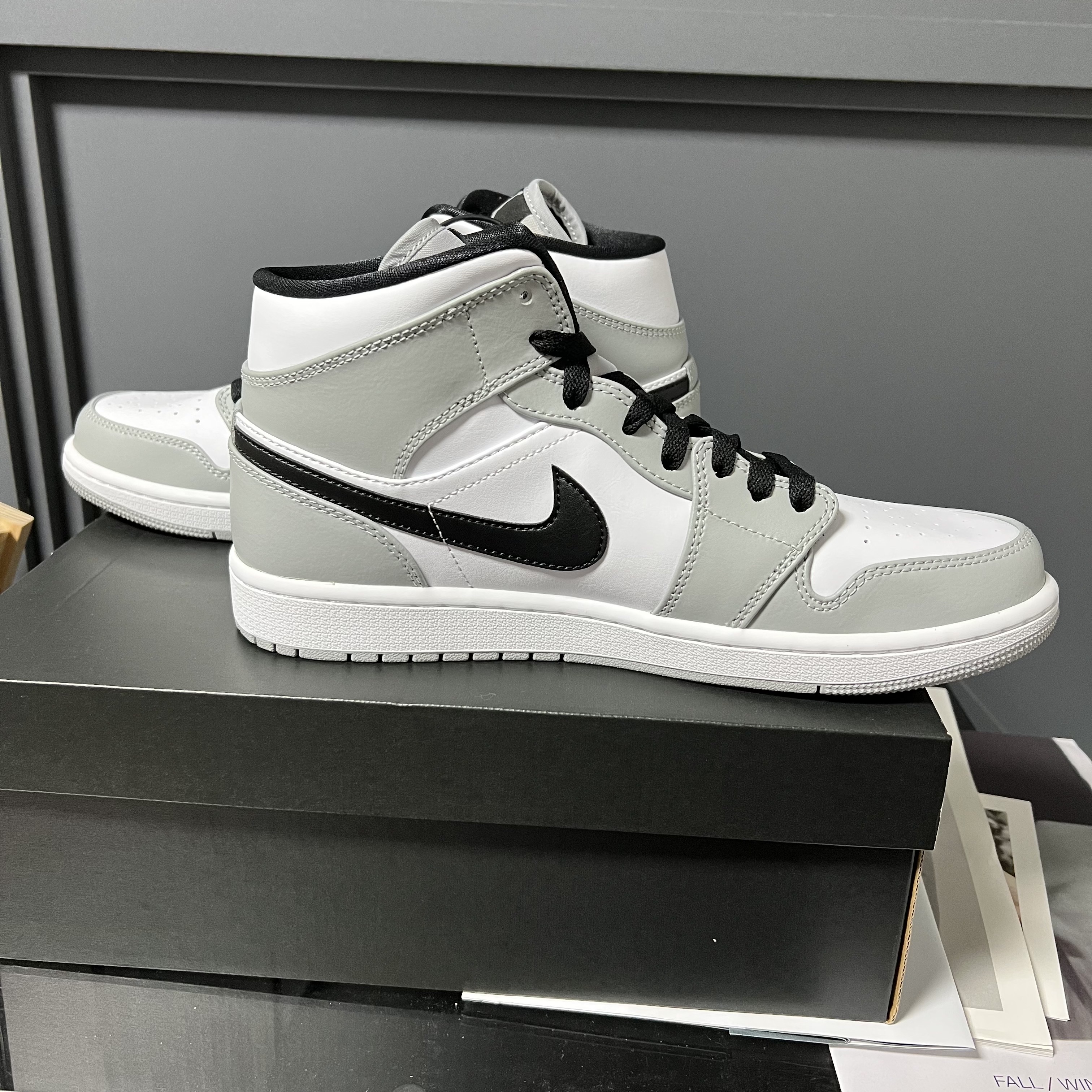Jordan 1 Mid Light Smoke Grey 착용 스타일