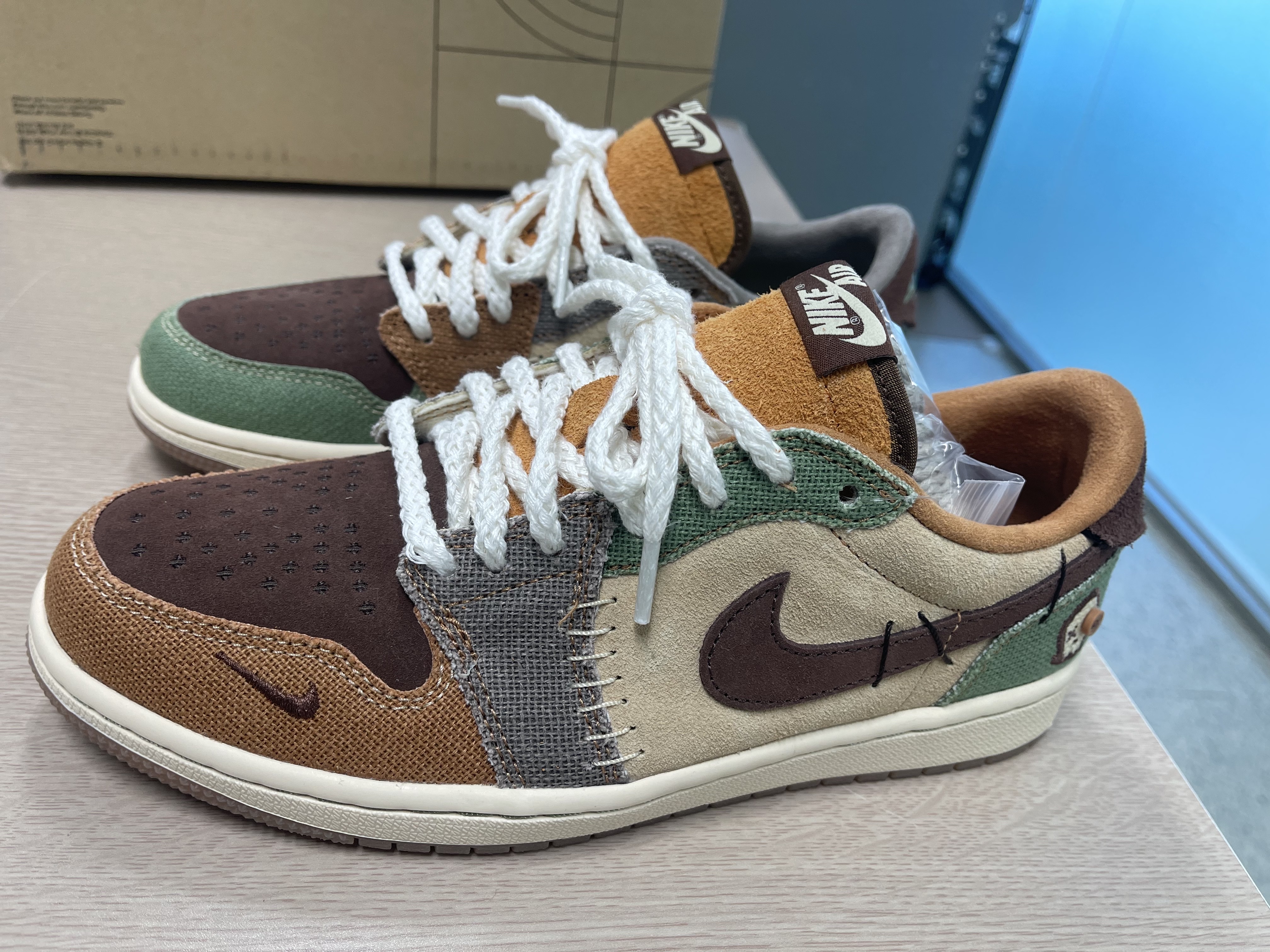 Jordan 1 x Zion Williamson Retro Low OG Flax and Oil Green 착용 스타일 - 1