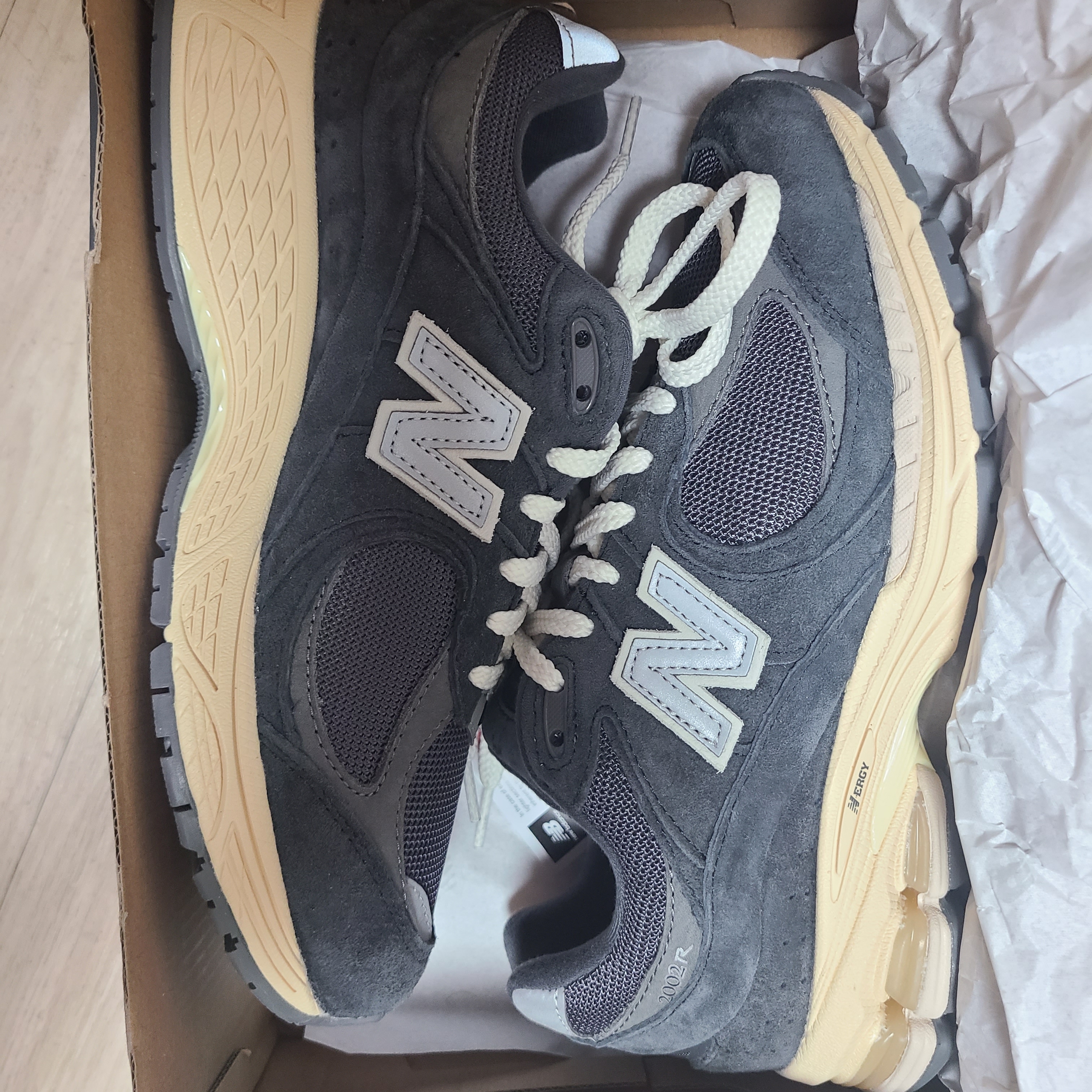 New Balance 2002R Special Vintage Black Grey 착용 스타일